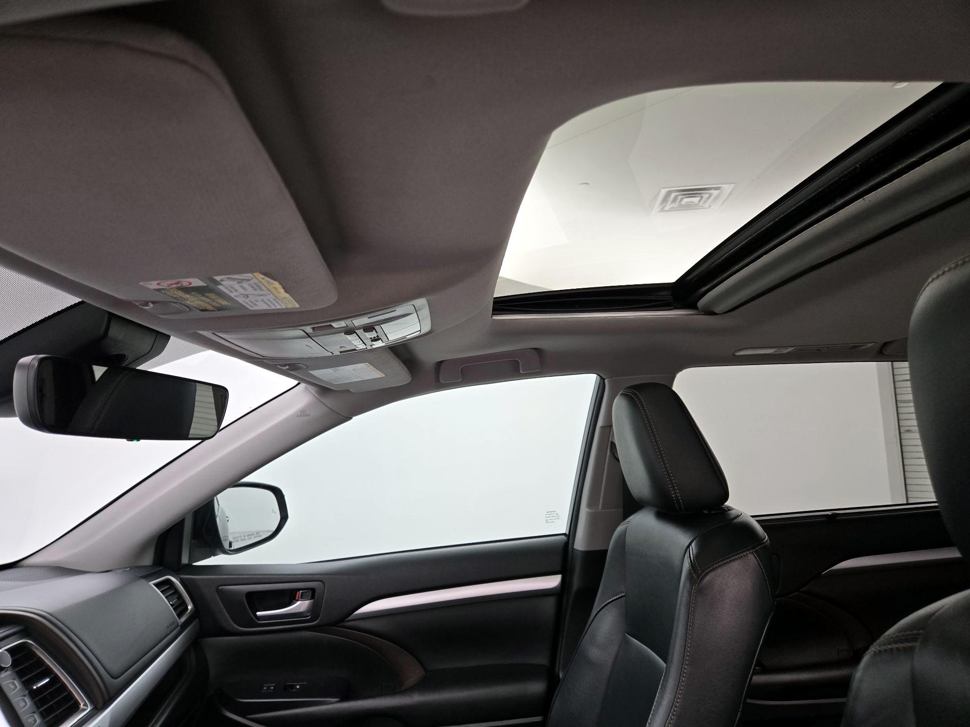 Thumbnail: 2017 Toyota Highlander - 20