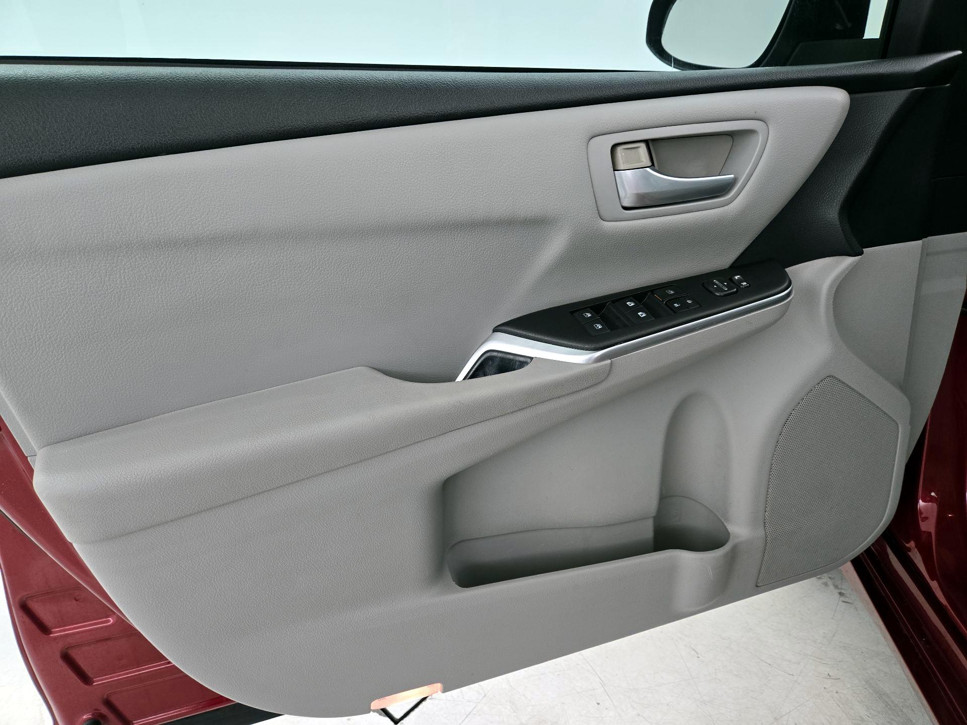 Thumbnail: 2016 Toyota Camry - 12