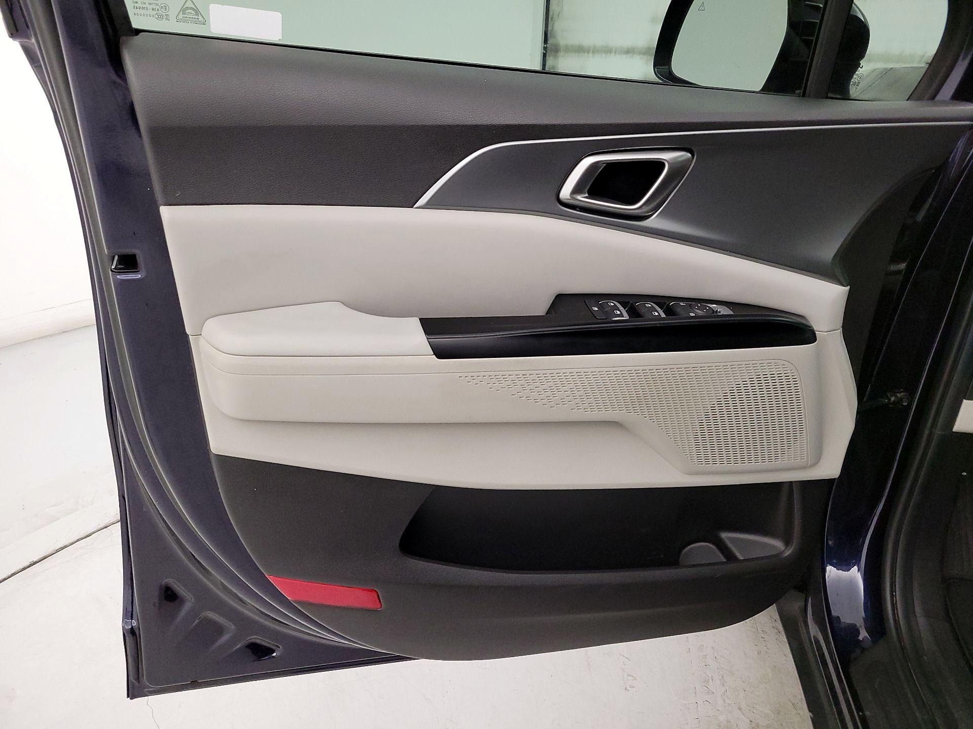 Thumbnail: 2022 Kia Carnival - 12