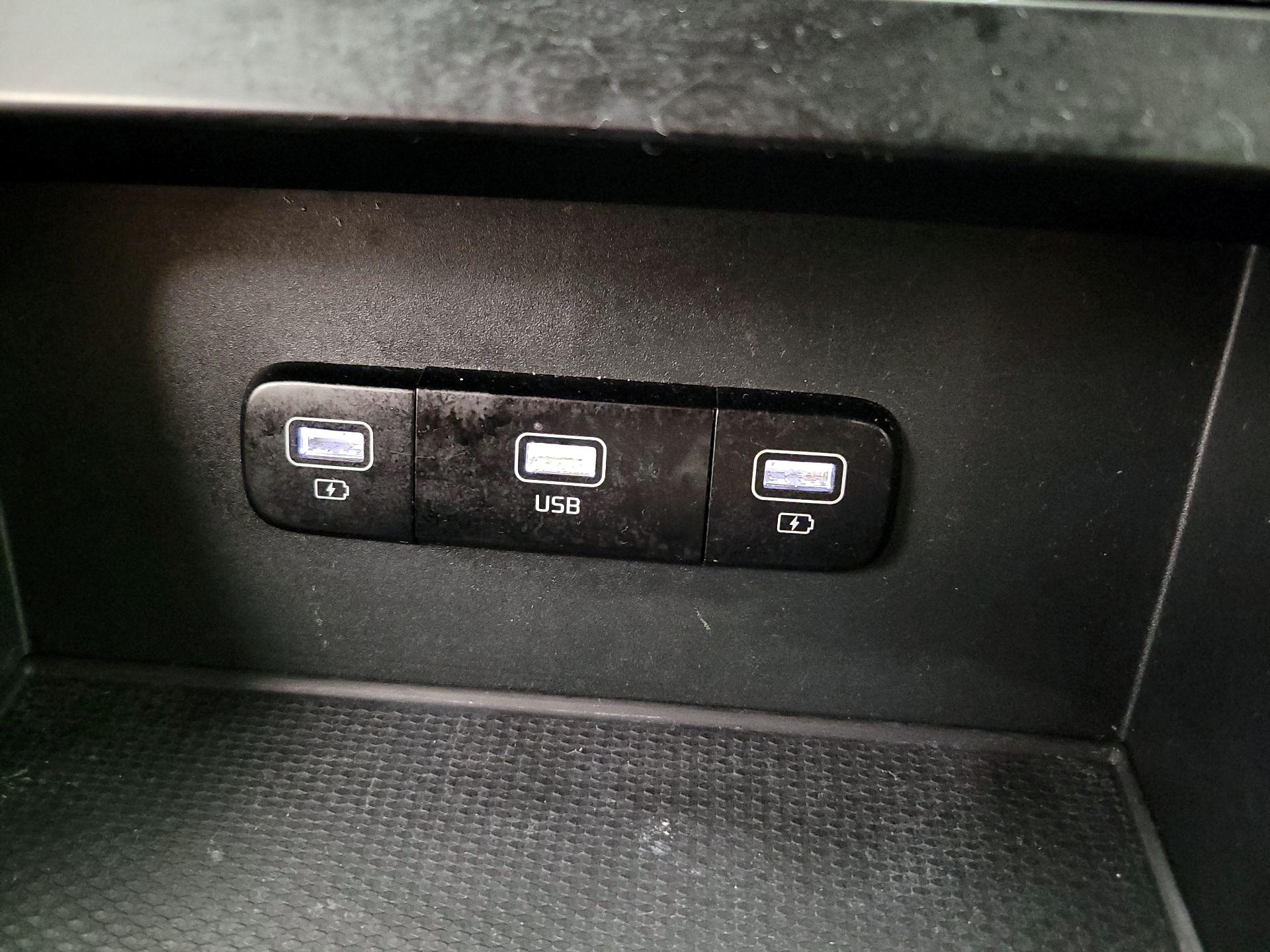 Thumbnail: 2022 Kia Carnival - 18