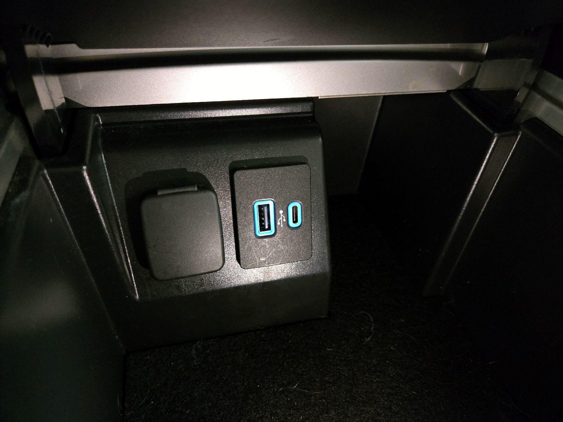 Thumbnail: 2022 Ford Explorer - 16