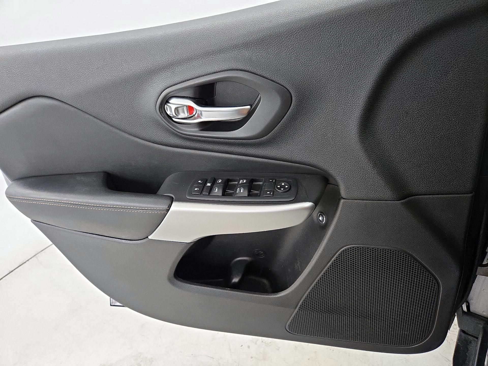 Thumbnail: 2018 Jeep Cherokee - 12