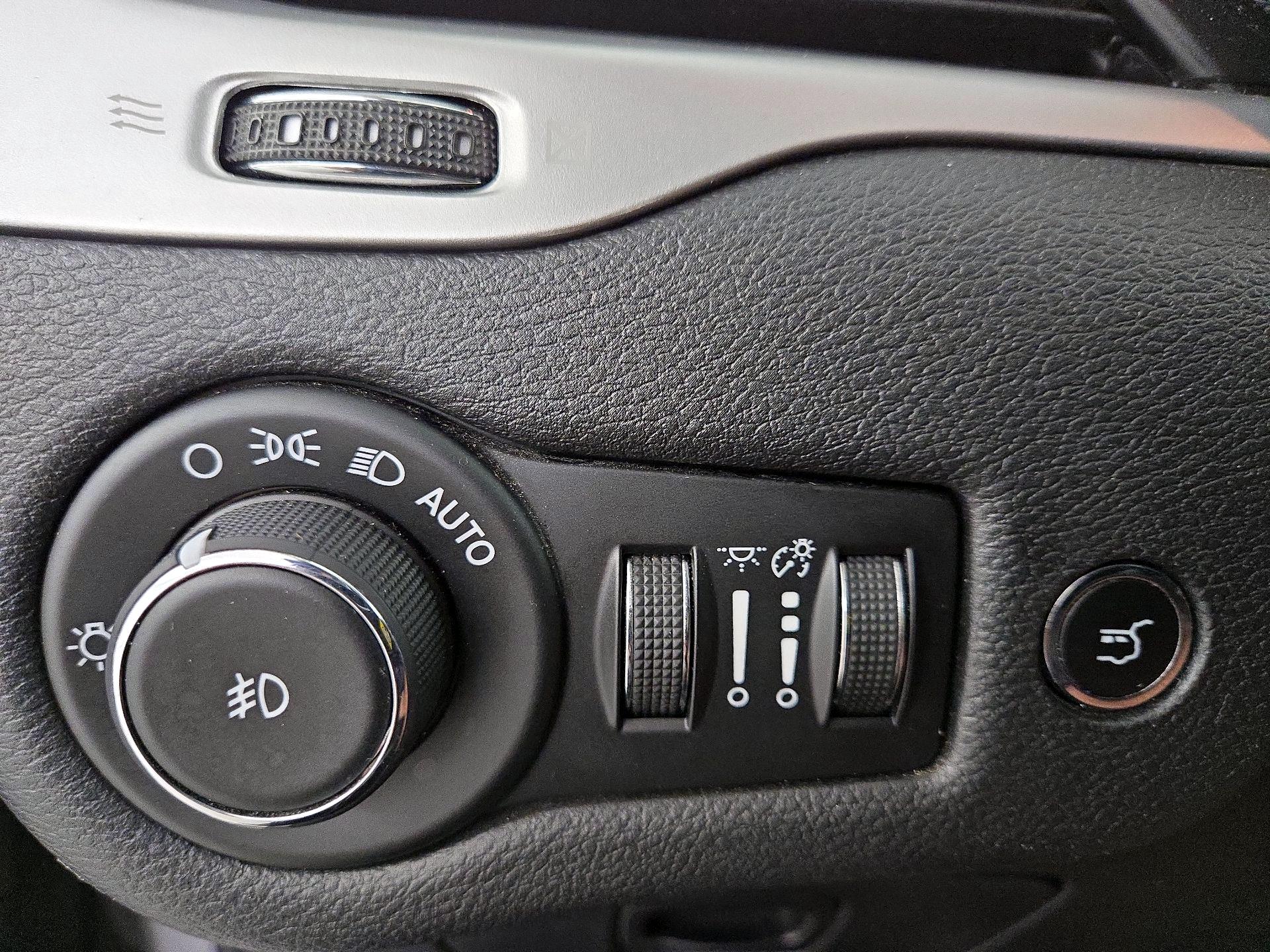 Thumbnail: 2018 Jeep Cherokee - 13