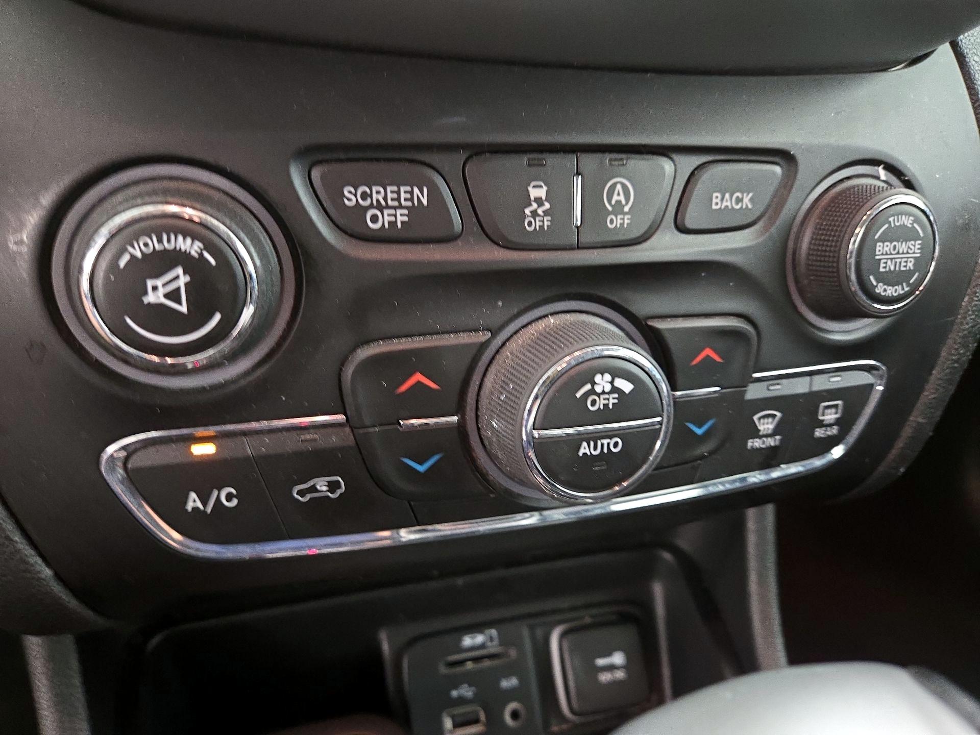 Thumbnail: 2018 Jeep Cherokee - 17