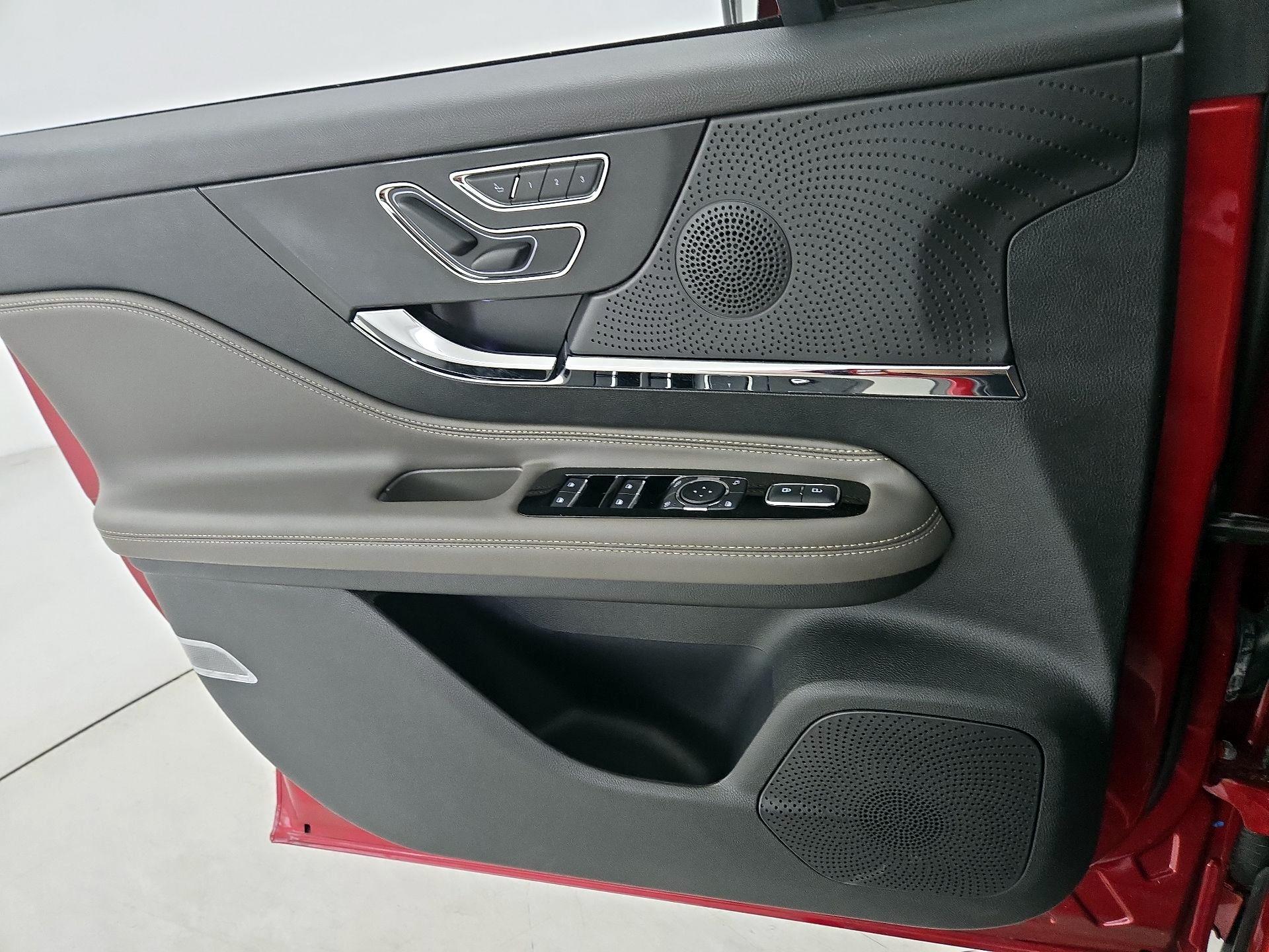 Thumbnail: 2023 Lincoln Corsair - 12