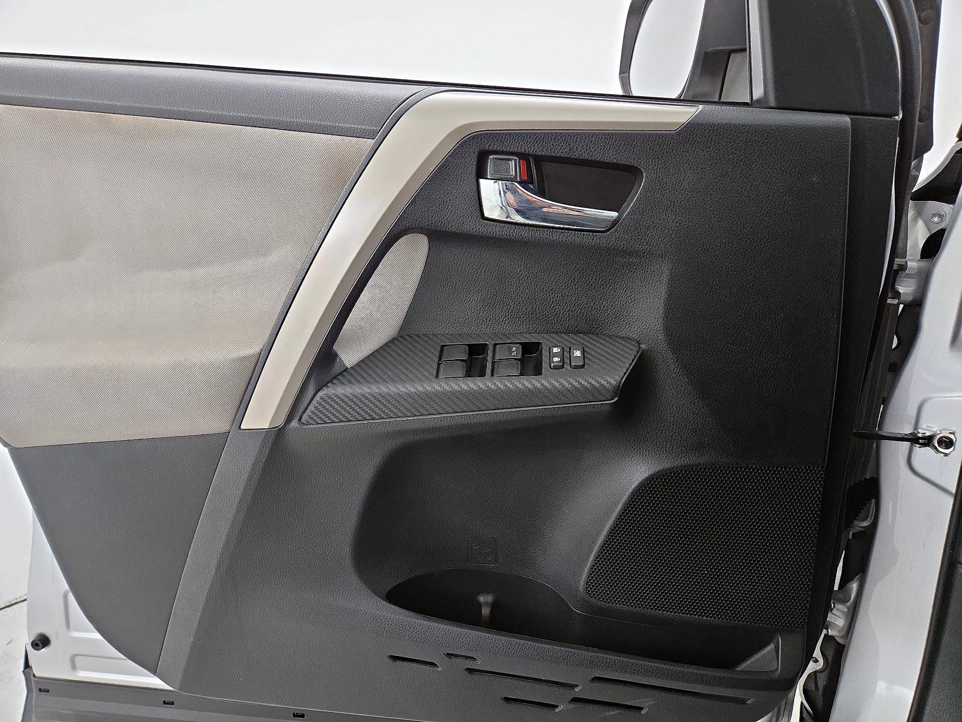 Thumbnail: 2015 Toyota RAV4 - 12