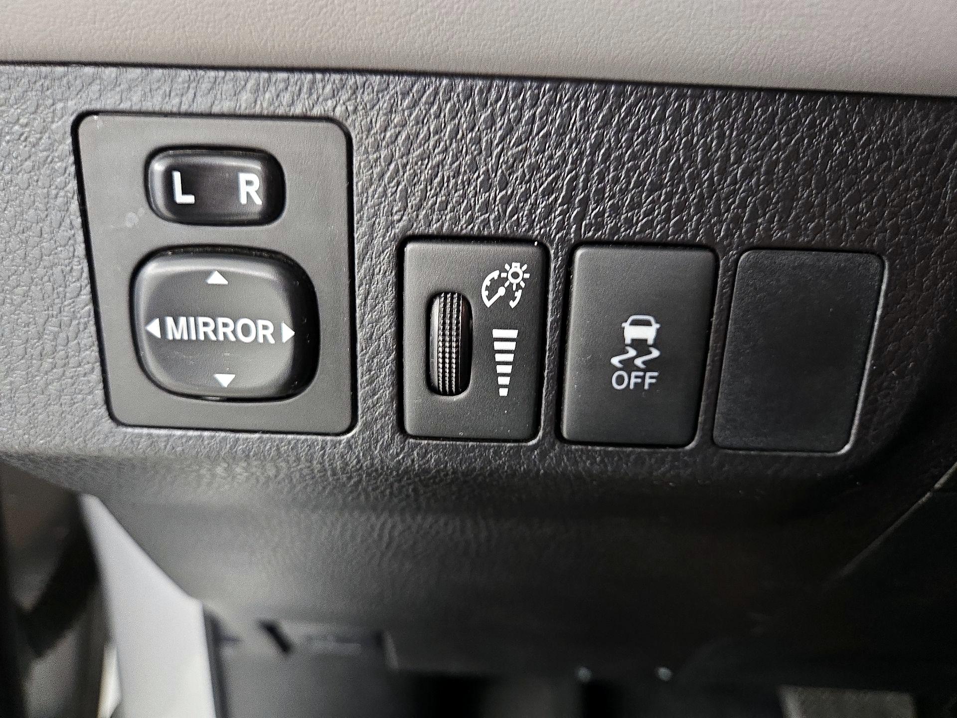 Thumbnail: 2015 Toyota RAV4 - 13