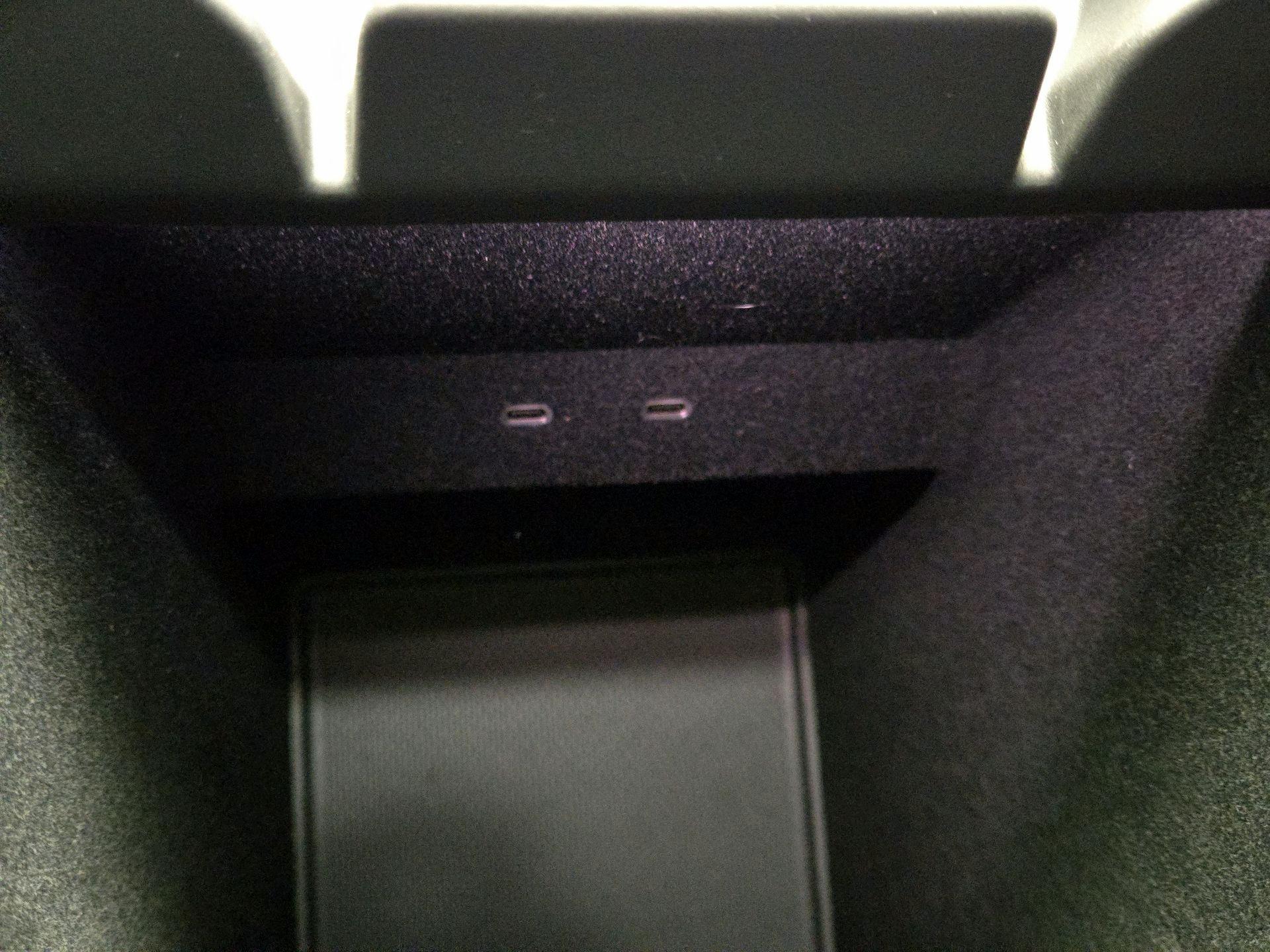 Thumbnail: 2026 Rivian R1S - 18