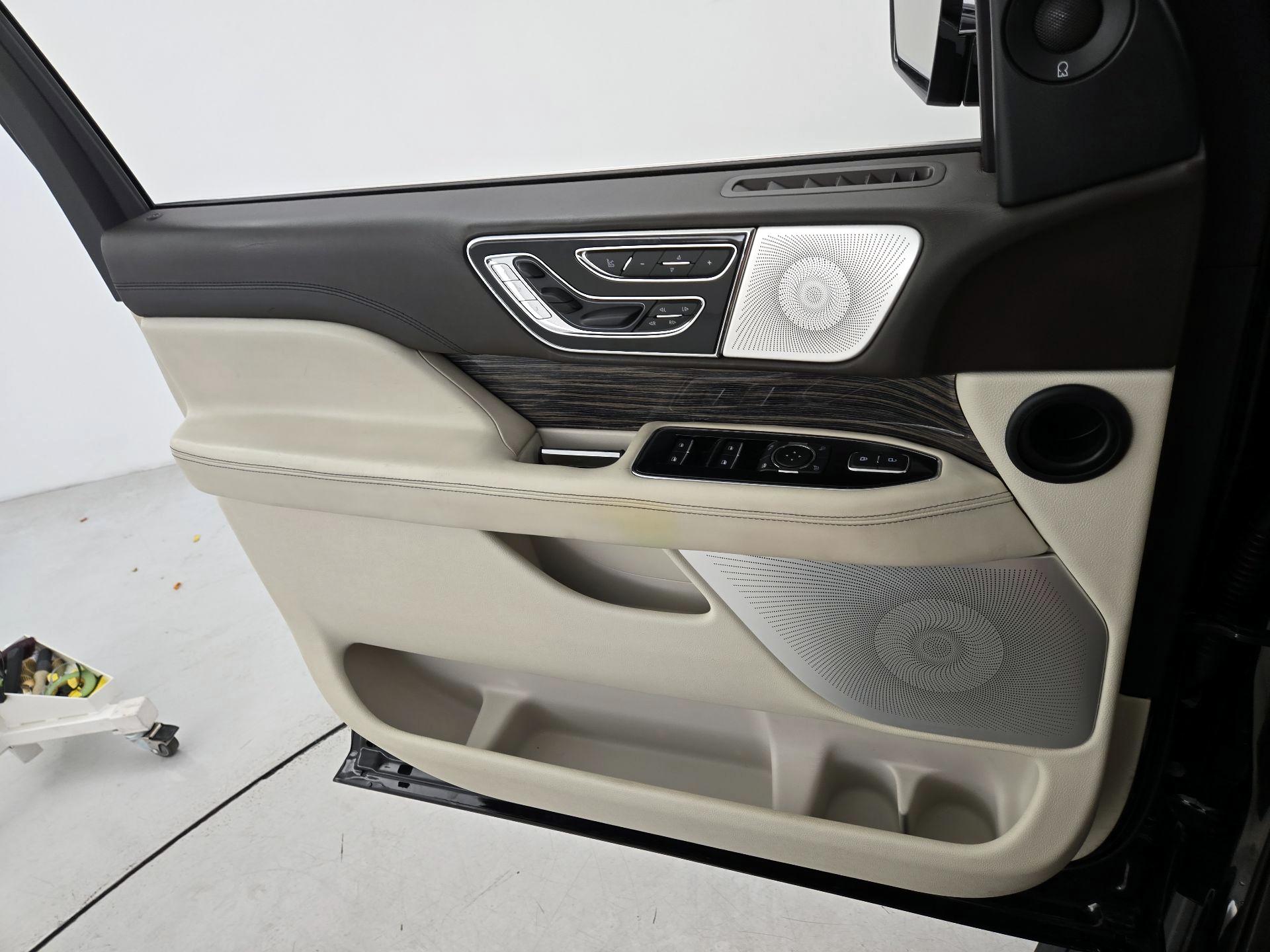 Thumbnail: 2019 Lincoln Navigator - 12