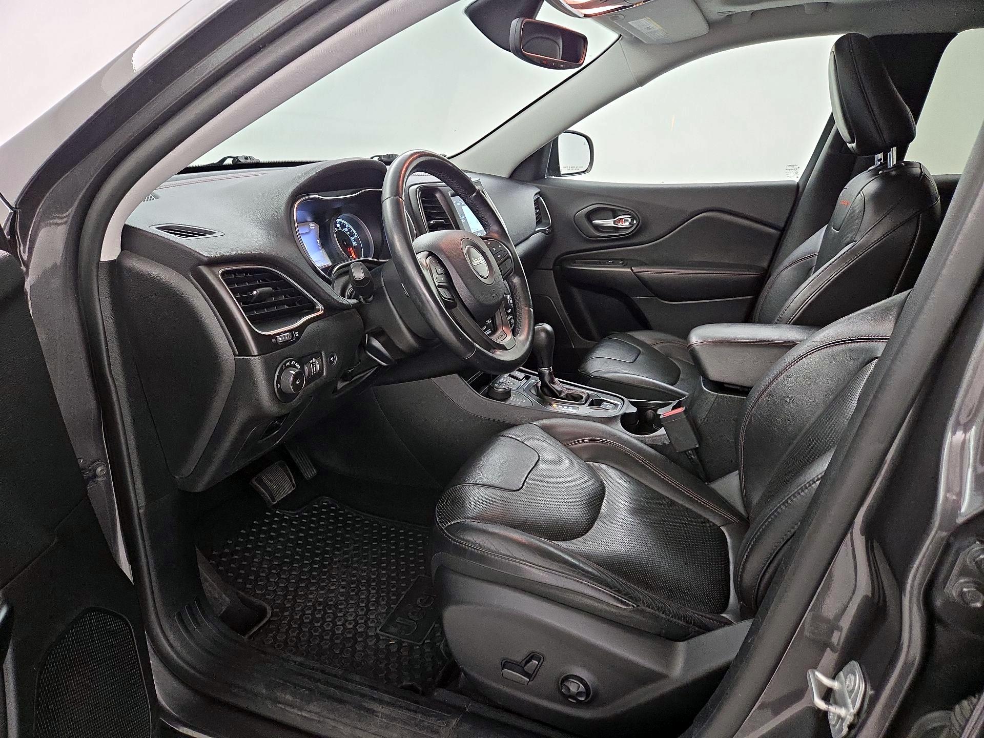 Thumbnail: 2019 Jeep Cherokee - 11