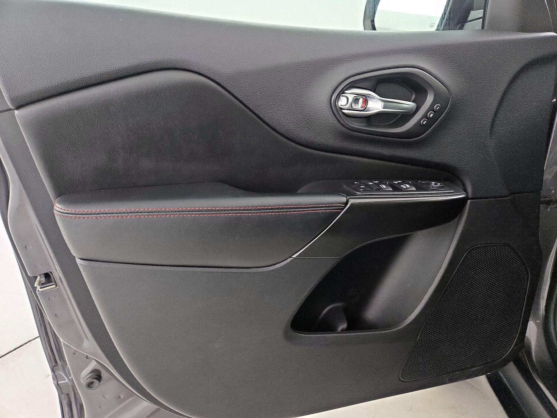 Thumbnail: 2019 Jeep Cherokee - 12