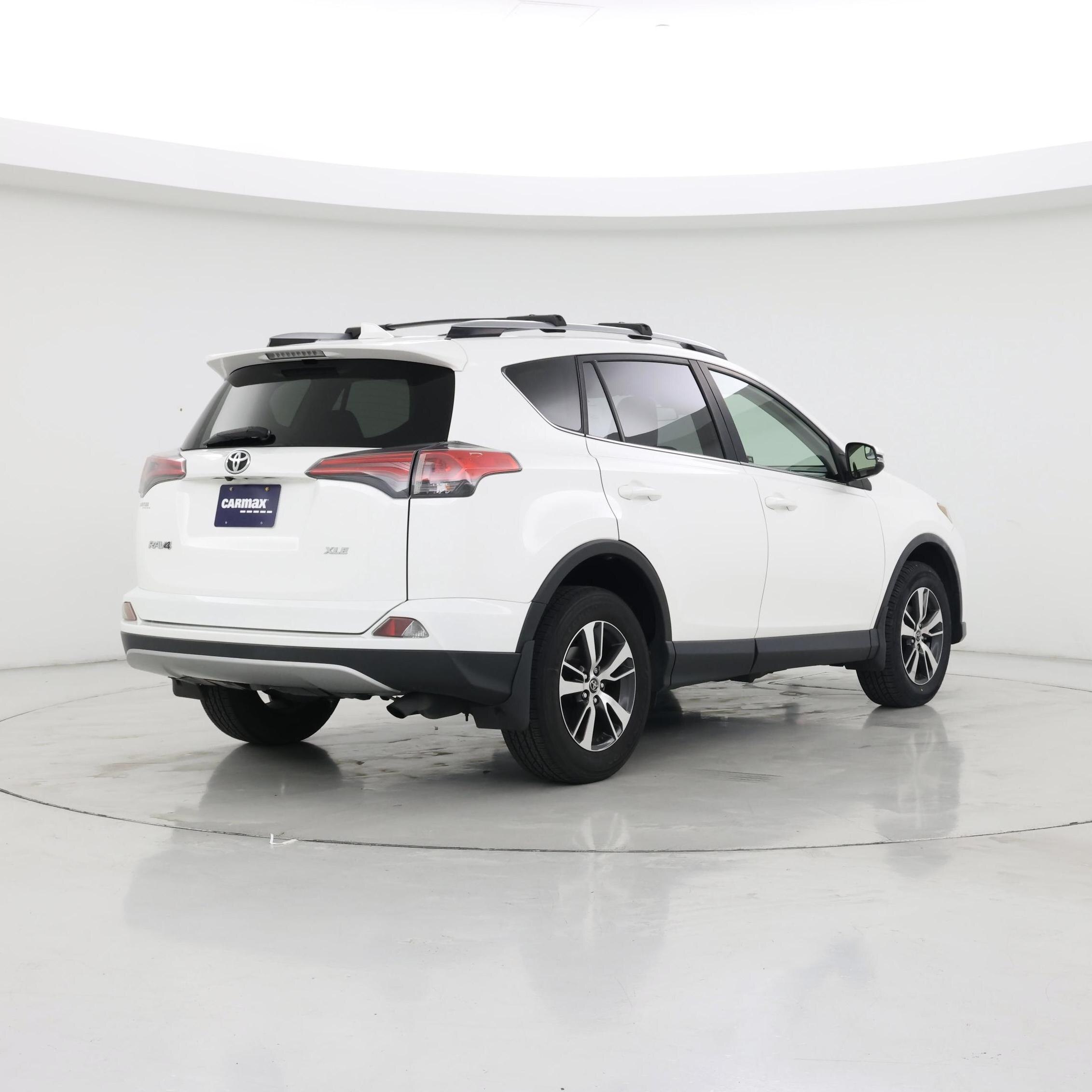 Thumbnail: 2017 Toyota RAV4 - 8