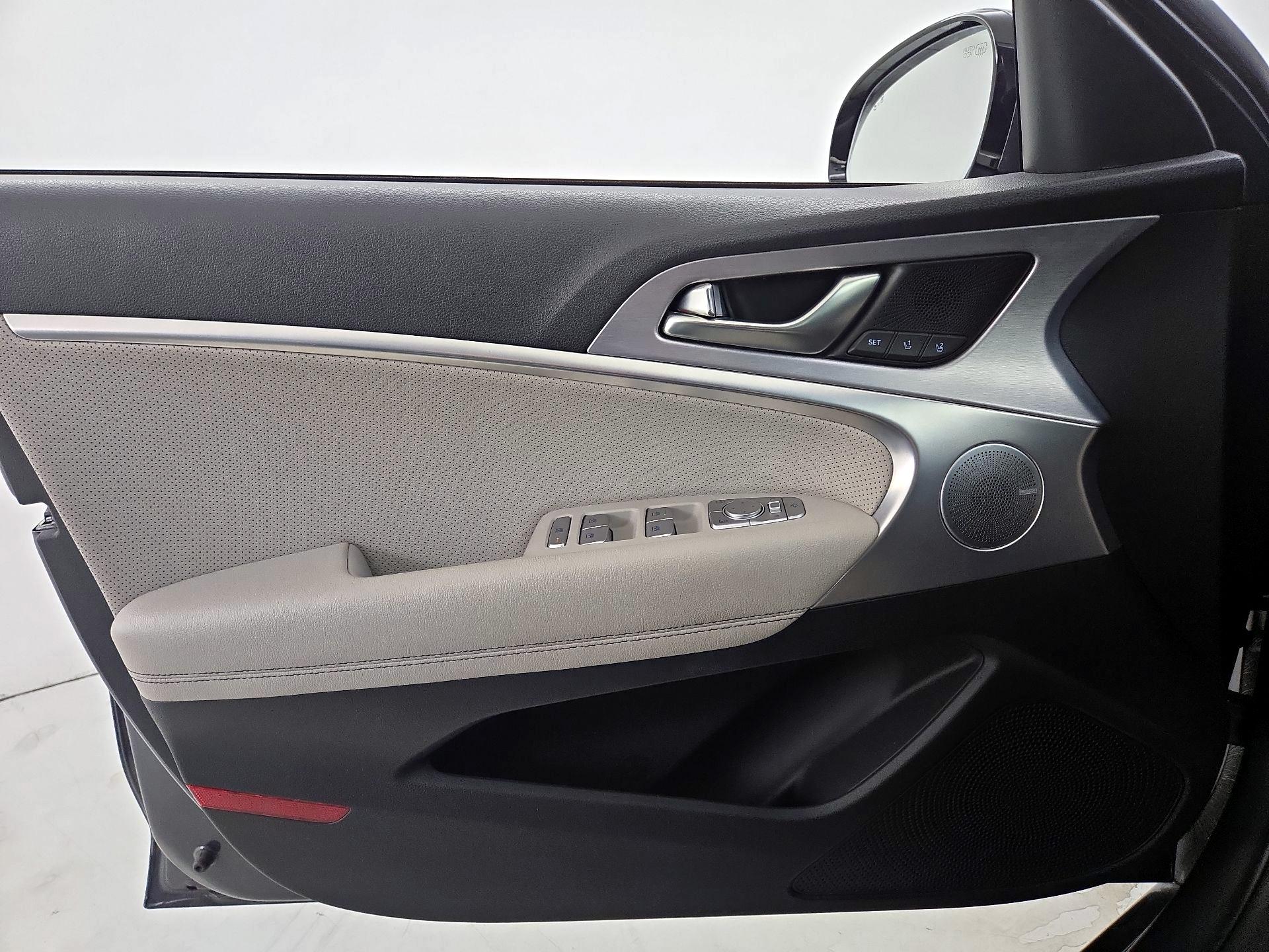 Thumbnail: 2021 Genesis G70 - 10