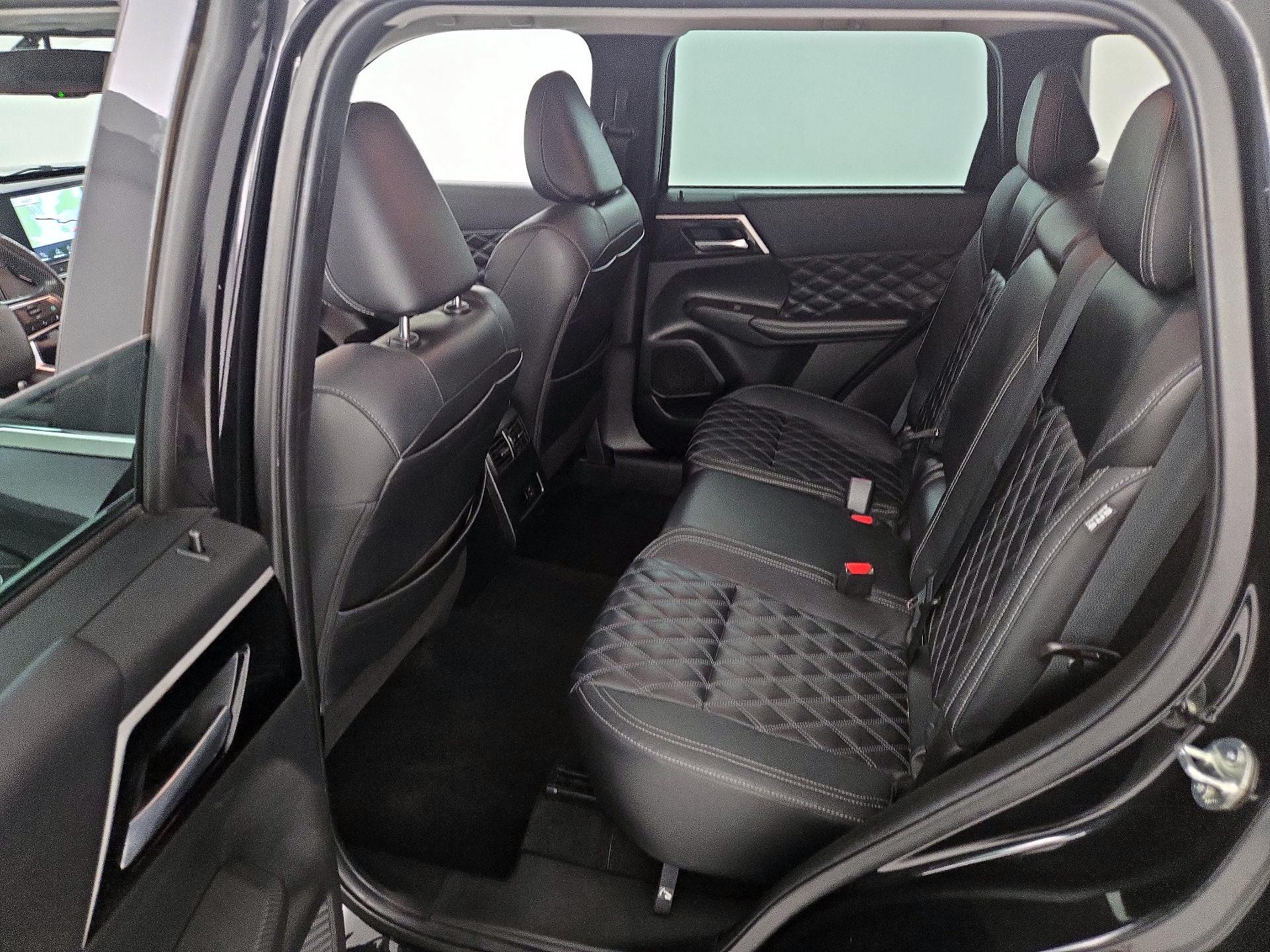 Thumbnail: 2022 Mitsubishi Outlander - 20