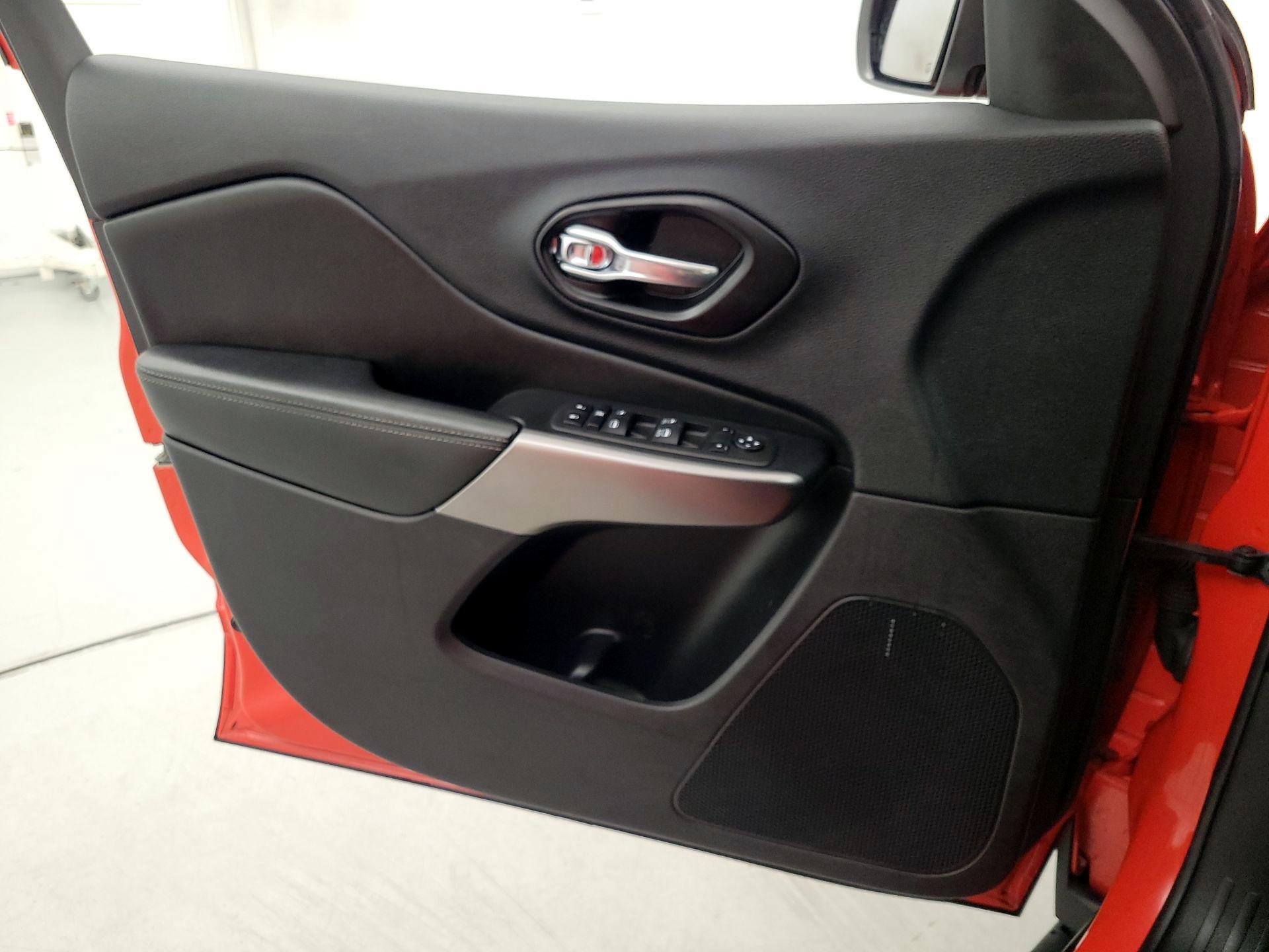 Thumbnail: 2021 Jeep Cherokee - 12