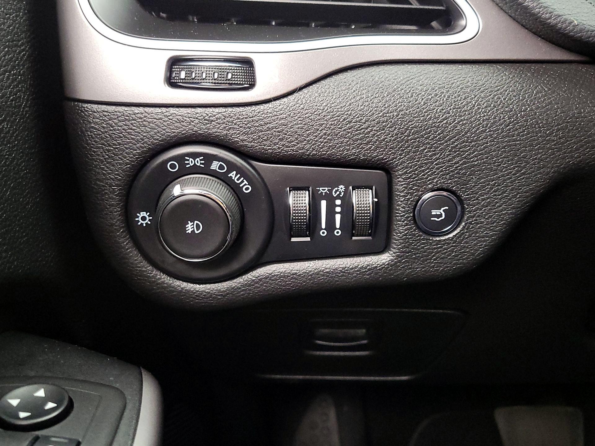 Thumbnail: 2021 Jeep Cherokee - 13