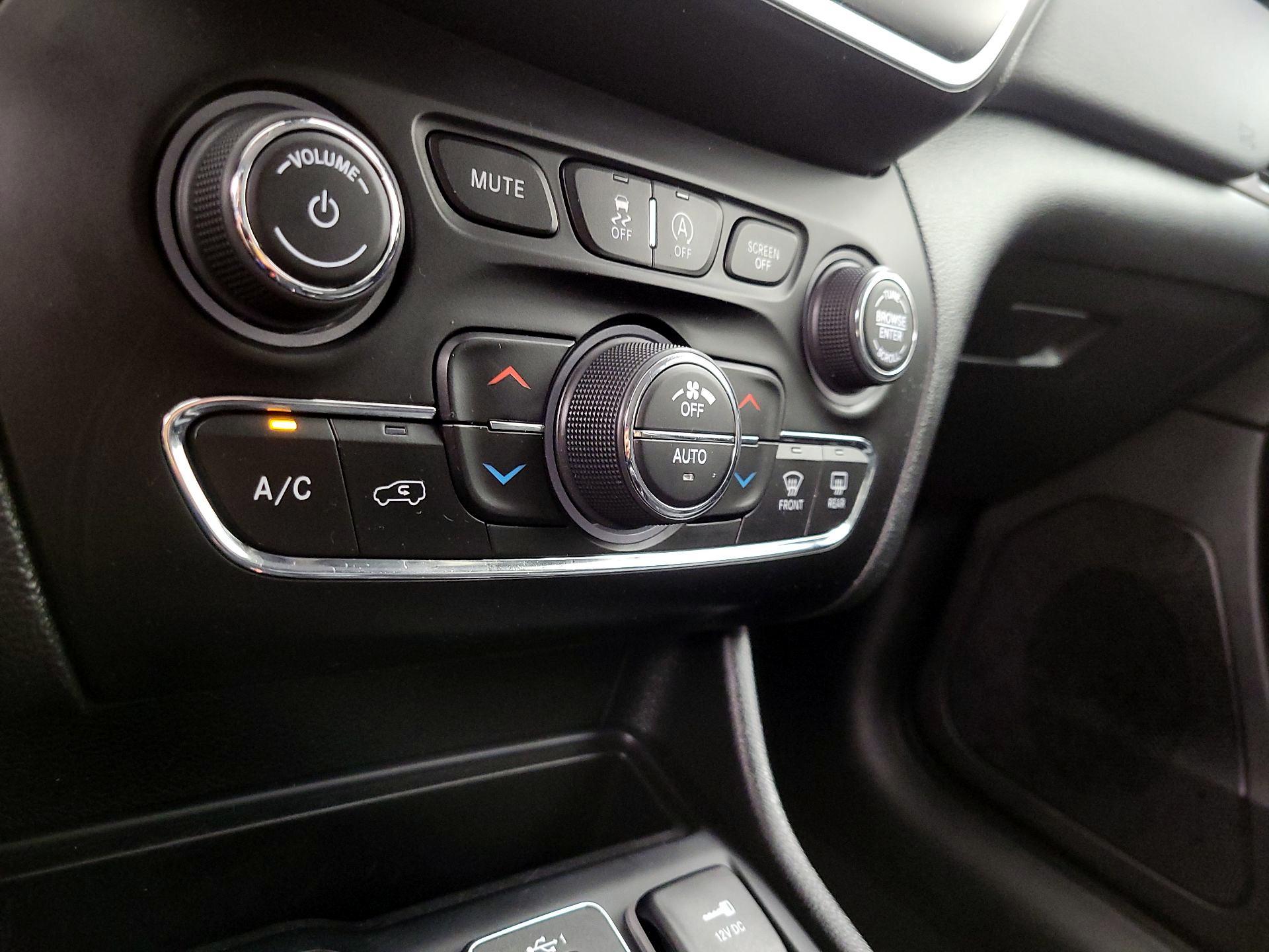 Thumbnail: 2021 Jeep Cherokee - 16