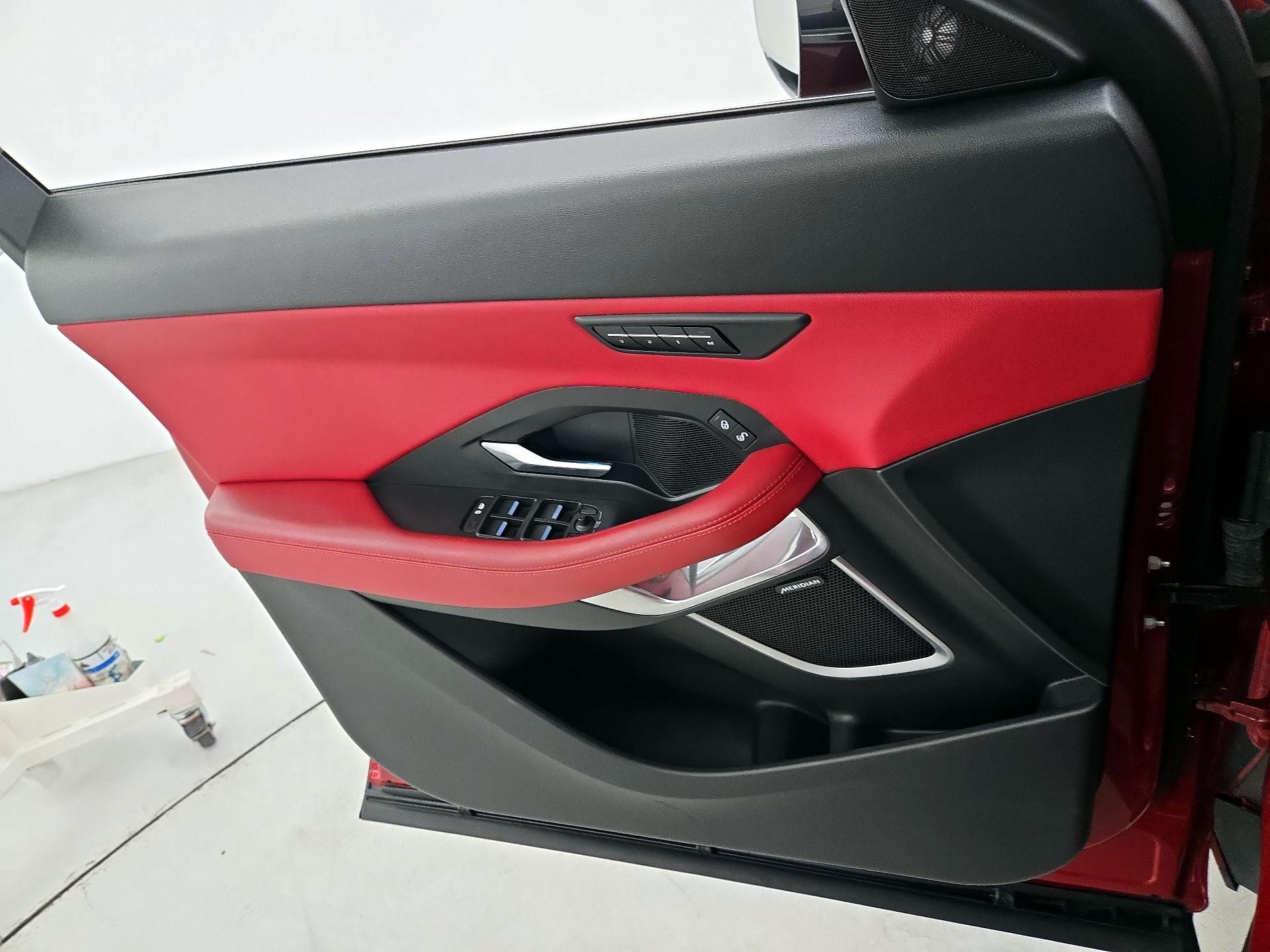 Thumbnail: 2019 Jaguar E-Pace - 12