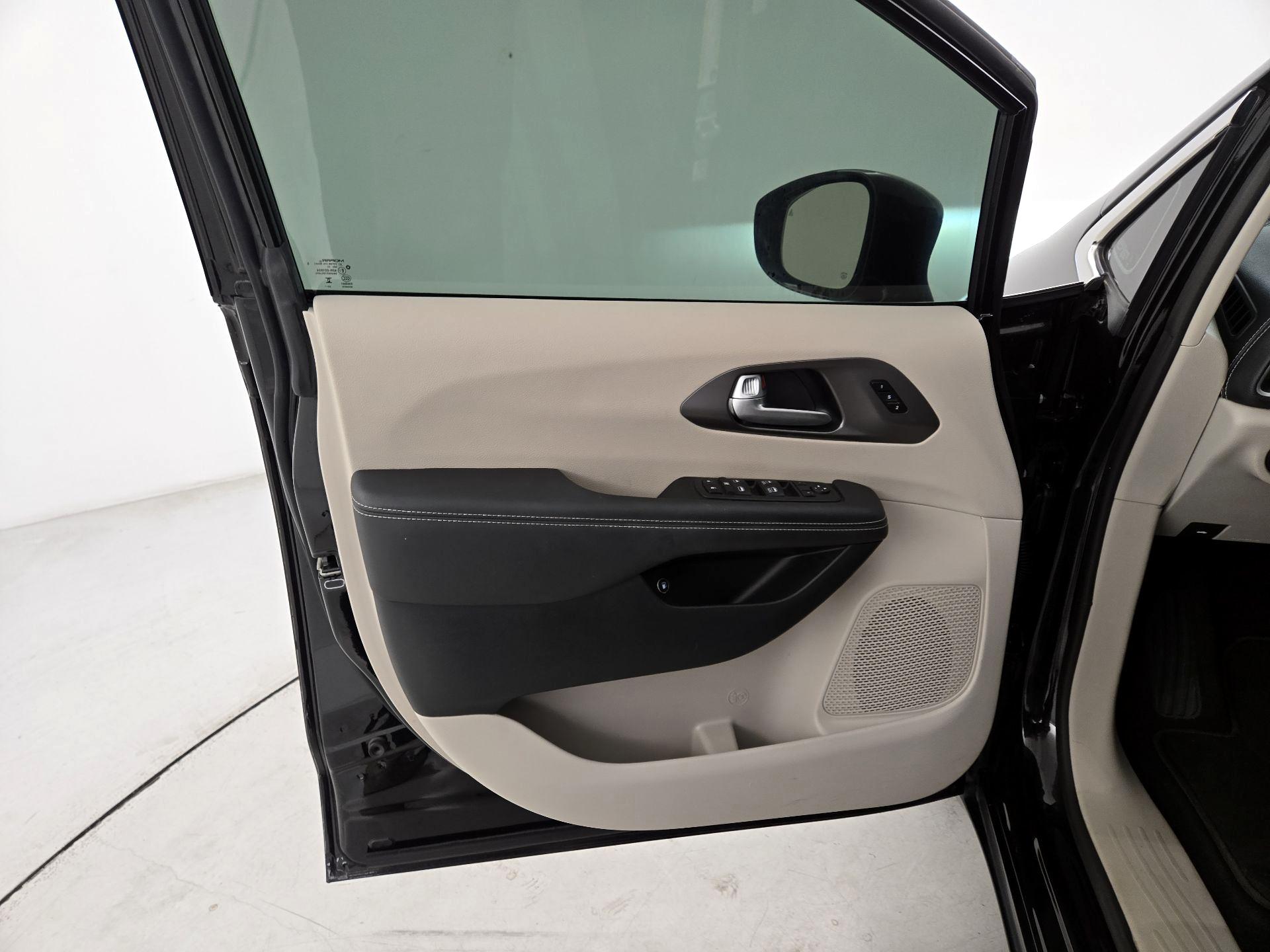 Thumbnail: 2024 Chrysler Pacifica - 12