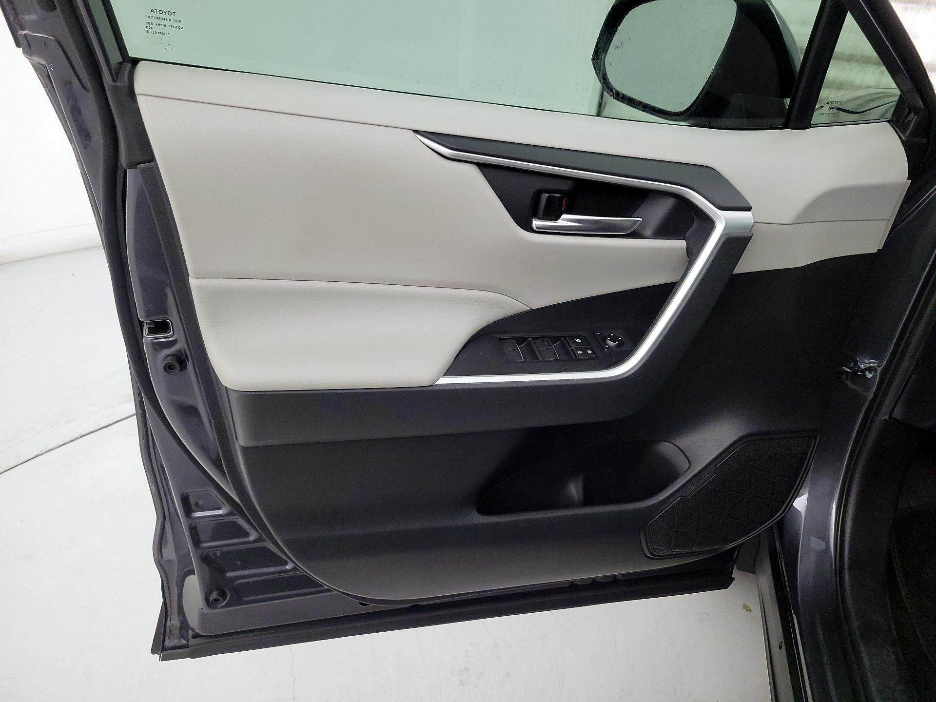 Thumbnail: 2020 Toyota RAV4 - 12