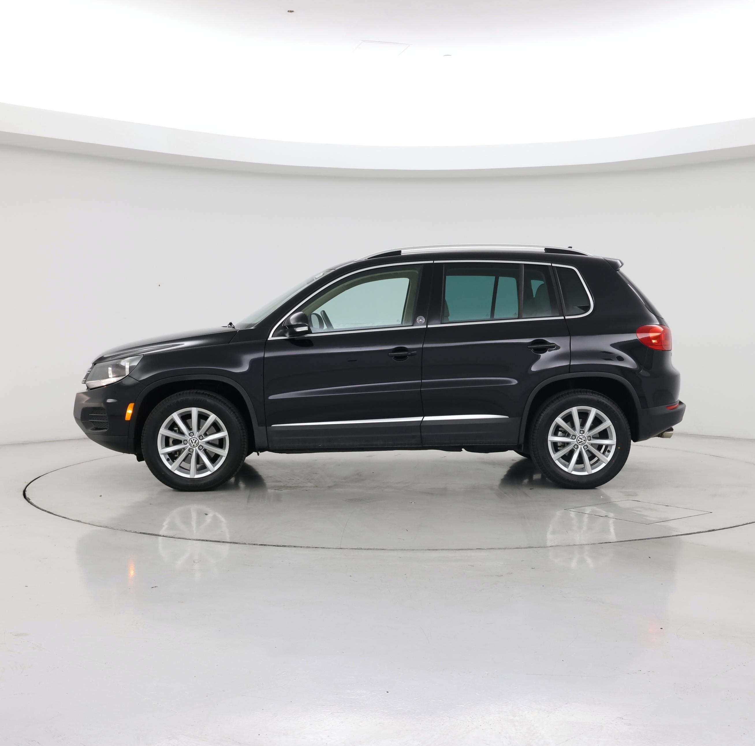 Thumbnail: 2017 Volkswagen Tiguan - 3