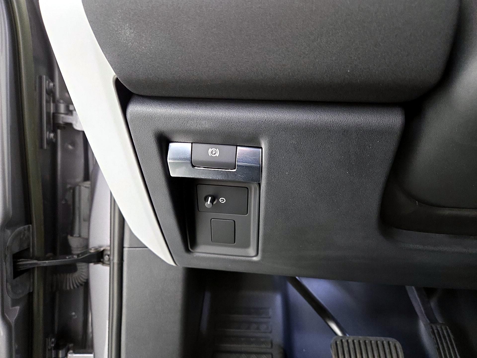 Thumbnail: 2023 Land Rover Defender - 13