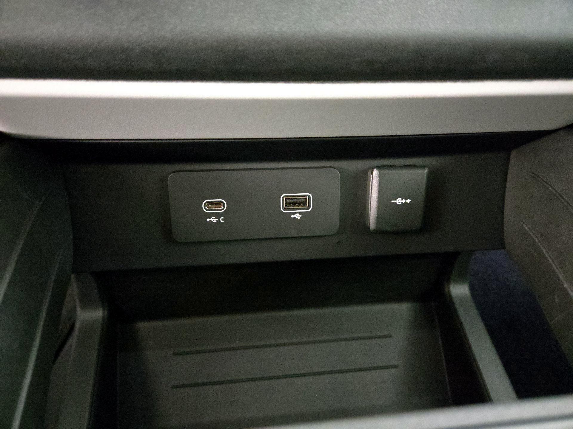 Thumbnail: 2023 Land Rover Defender - 19