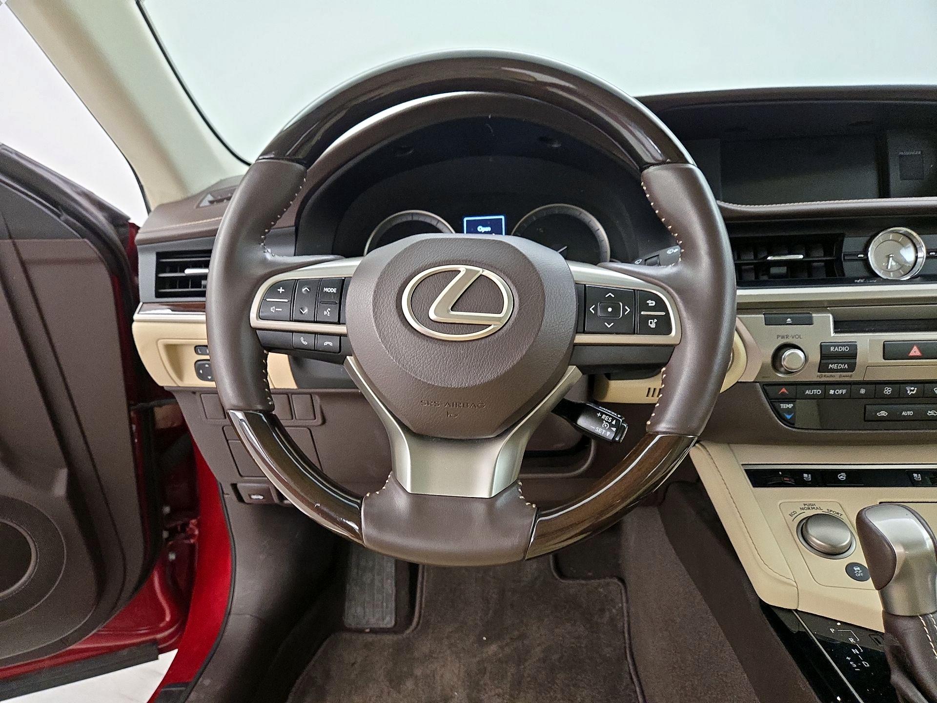 Thumbnail: 2016 Lexus ES - 10