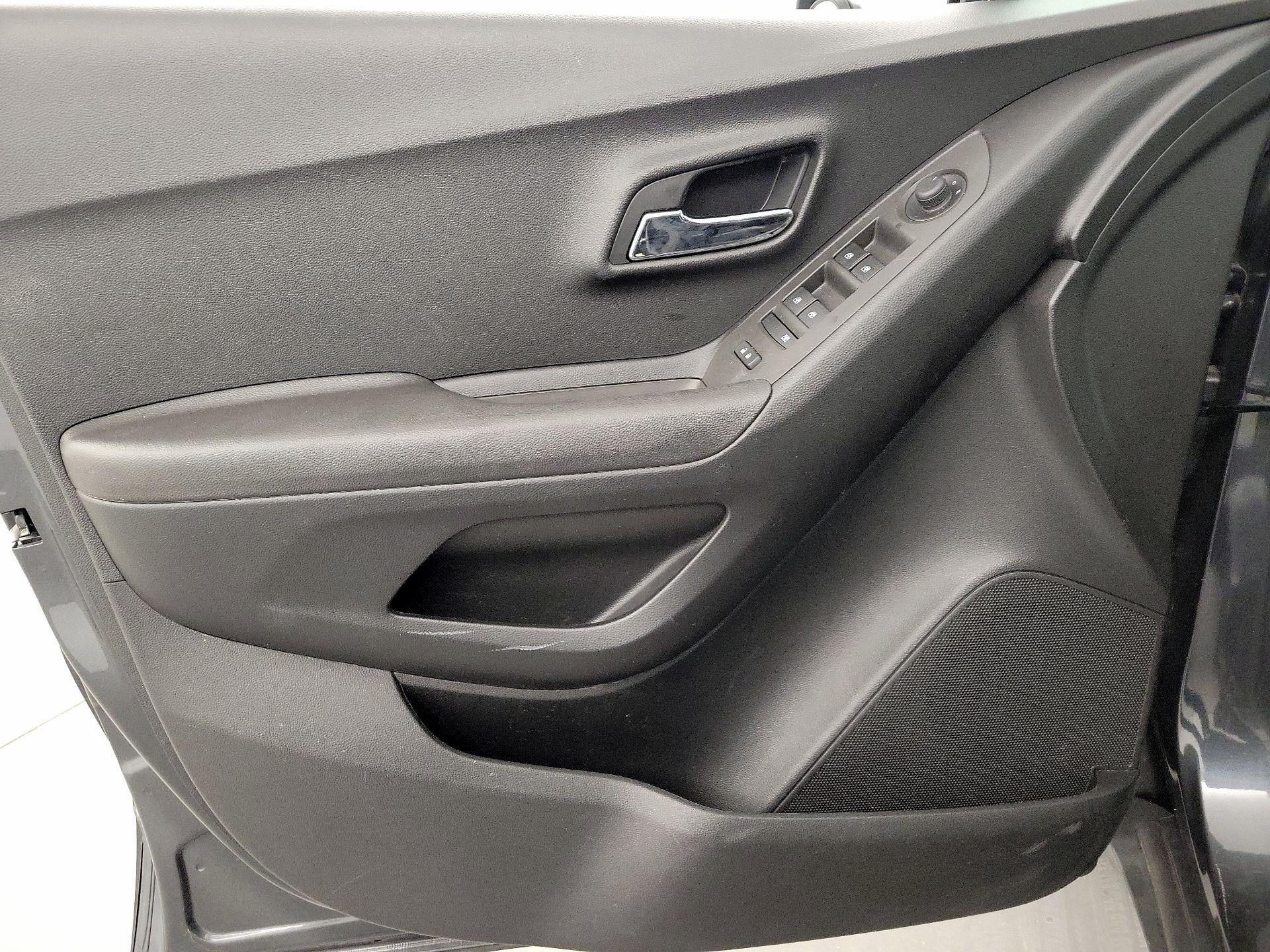 Thumbnail: 2017 Chevrolet Trax - 12