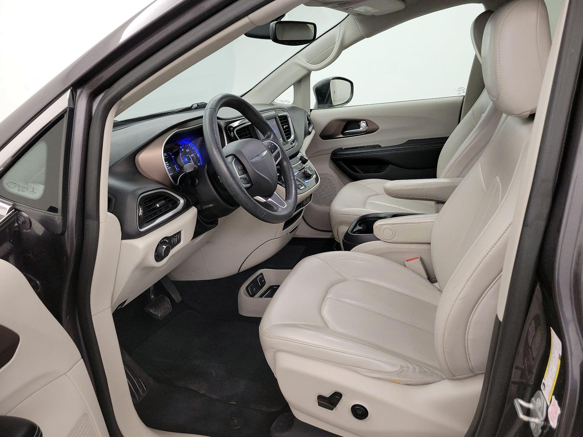 Thumbnail: 2021 Chrysler Voyager - 11