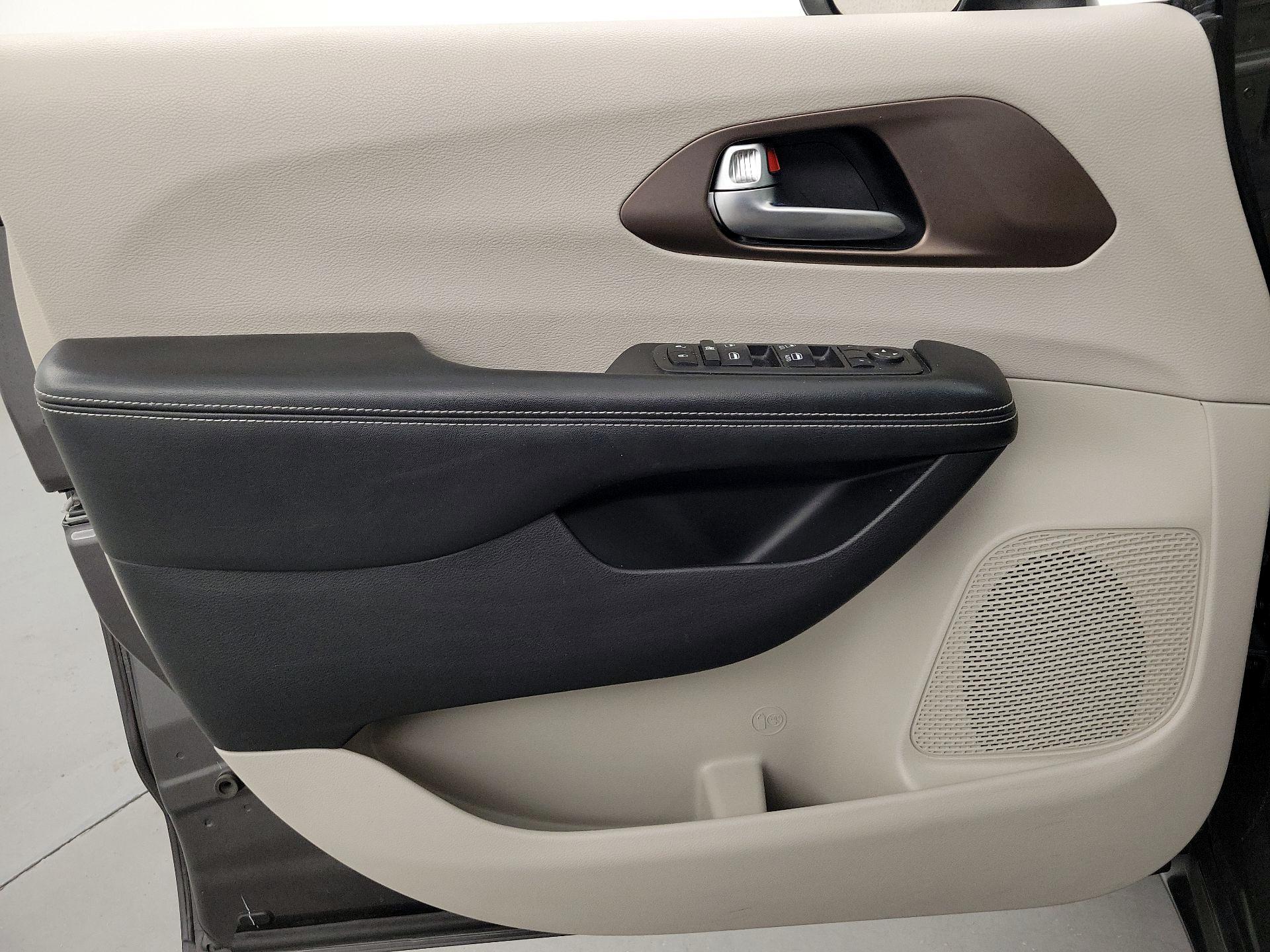 Thumbnail: 2021 Chrysler Voyager - 12