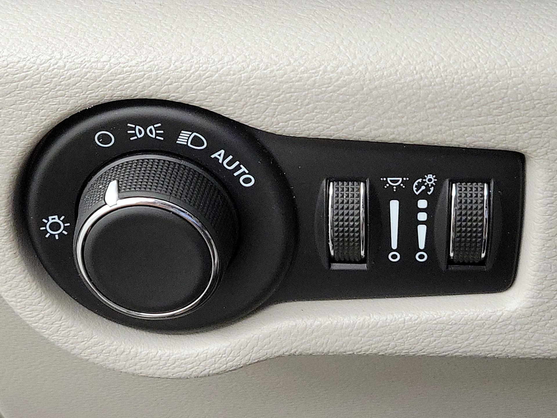 Thumbnail: 2021 Chrysler Voyager - 13