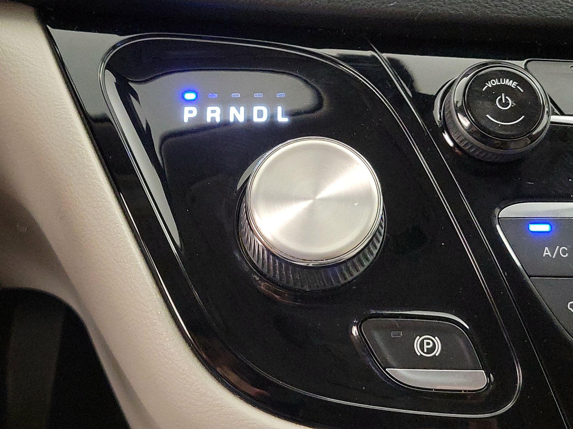 Thumbnail: 2021 Chrysler Voyager - 17