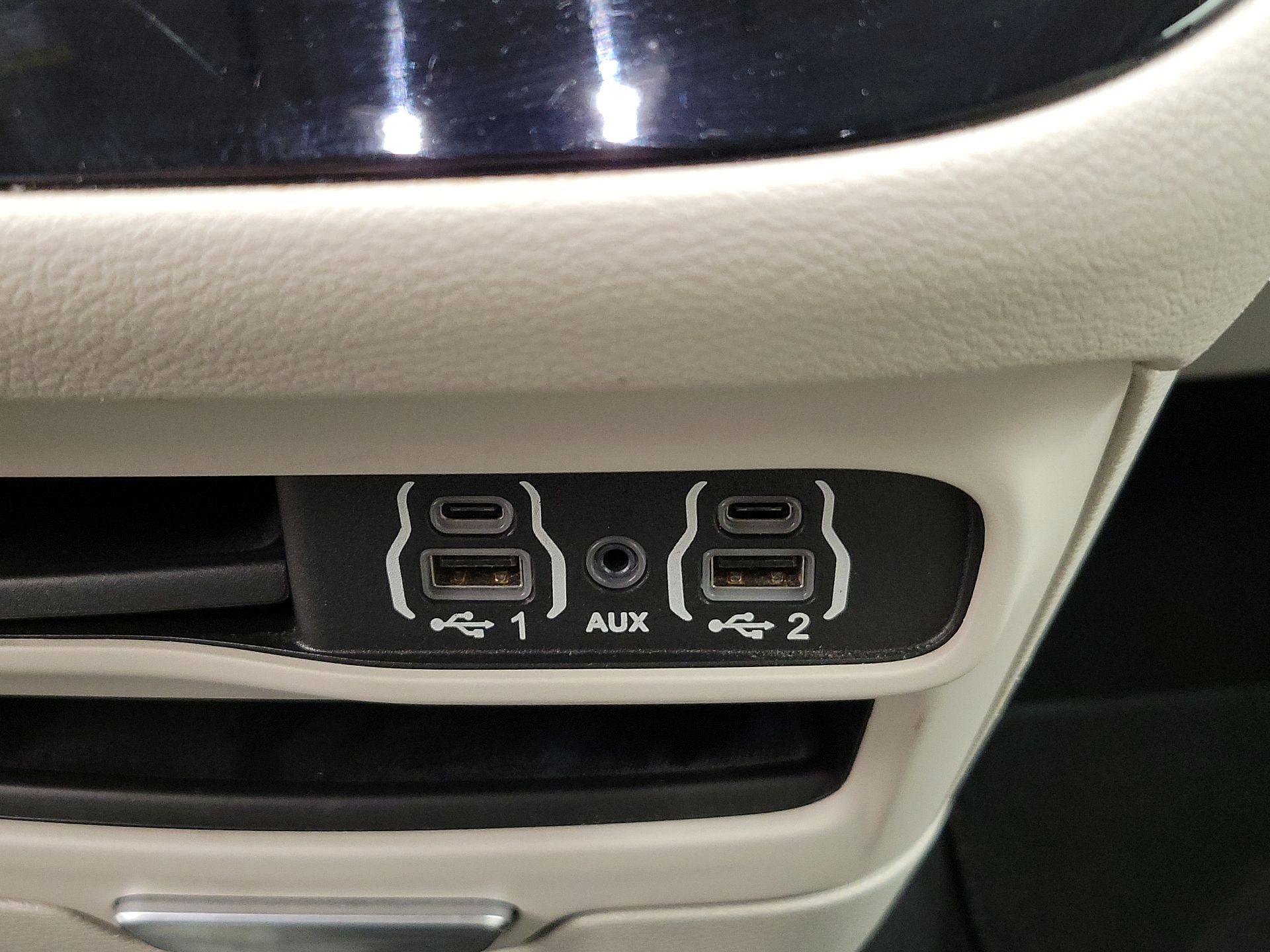 Thumbnail: 2021 Chrysler Voyager - 18