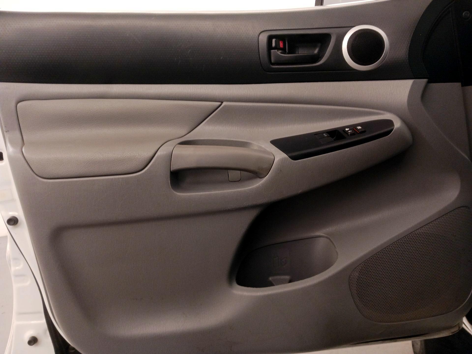 Thumbnail: 2015 Toyota Tacoma - 12