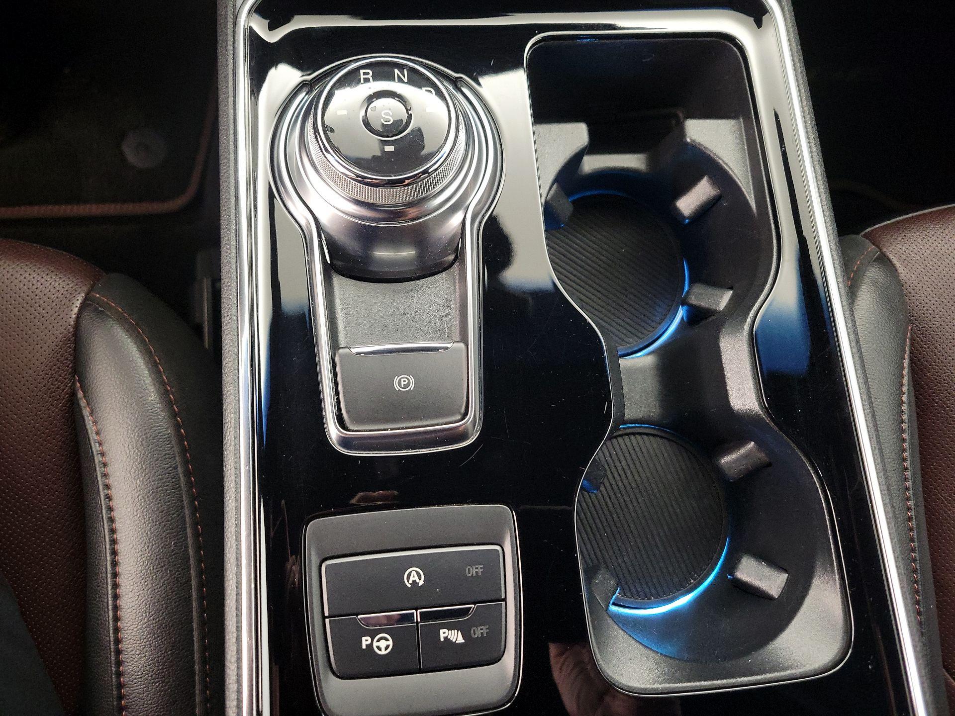 Thumbnail: 2020 Ford Edge - 18