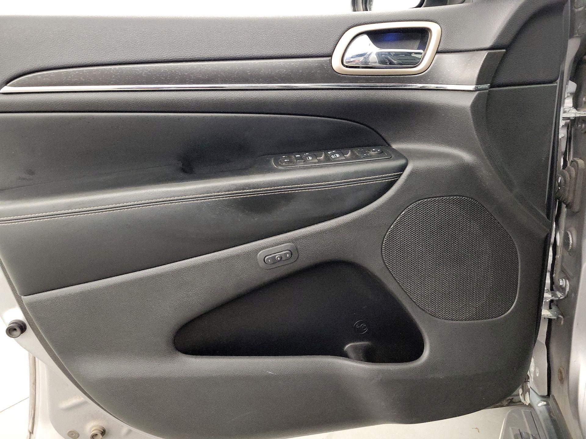 Thumbnail: 2015 Jeep Grand Cherokee - 12