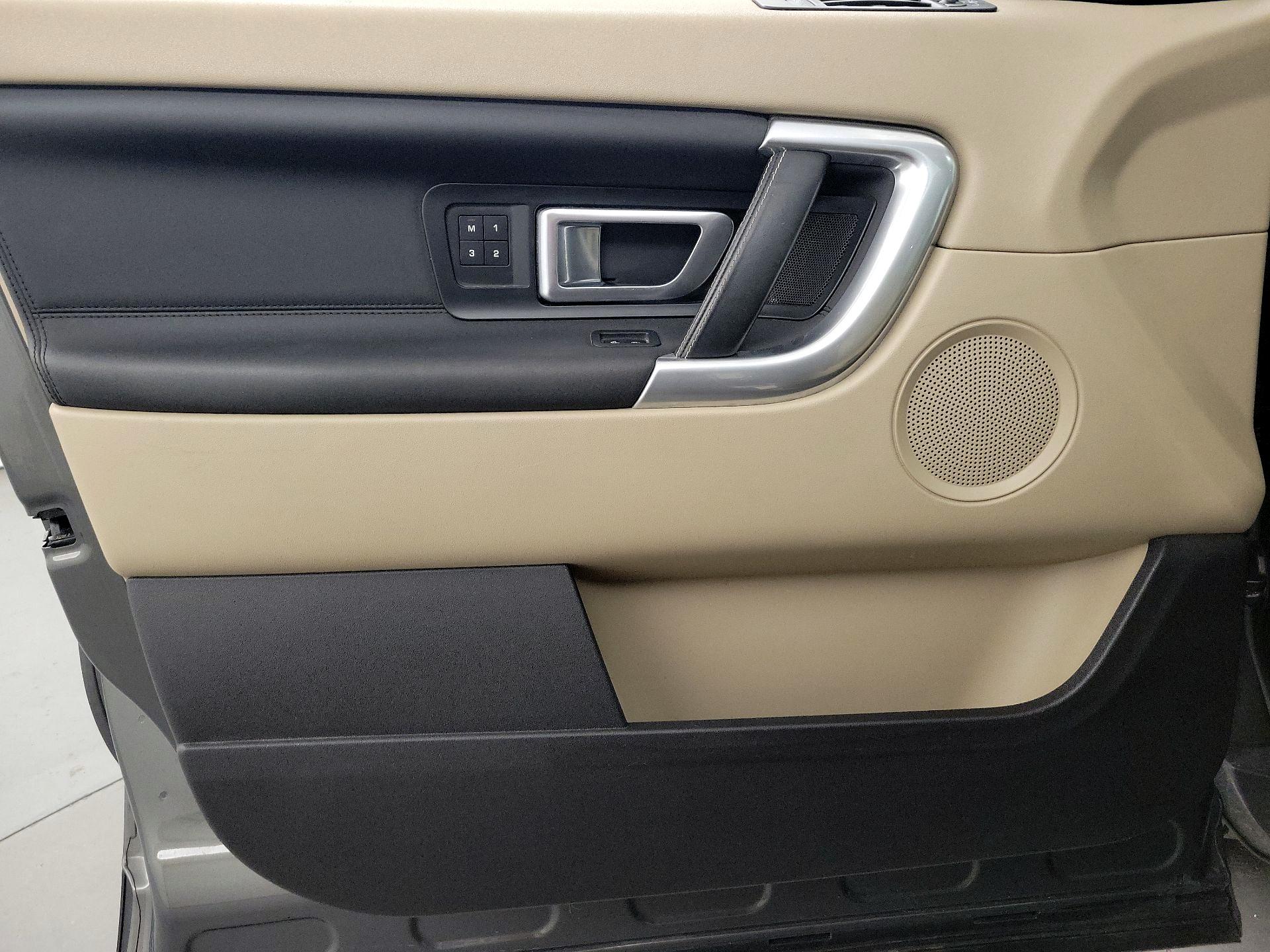 Thumbnail: 2016 Land Rover Discovery Sport - 12