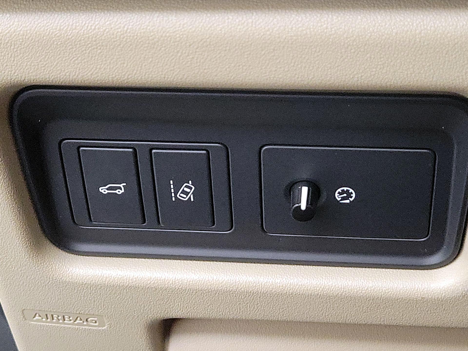 Thumbnail: 2016 Land Rover Discovery Sport - 13