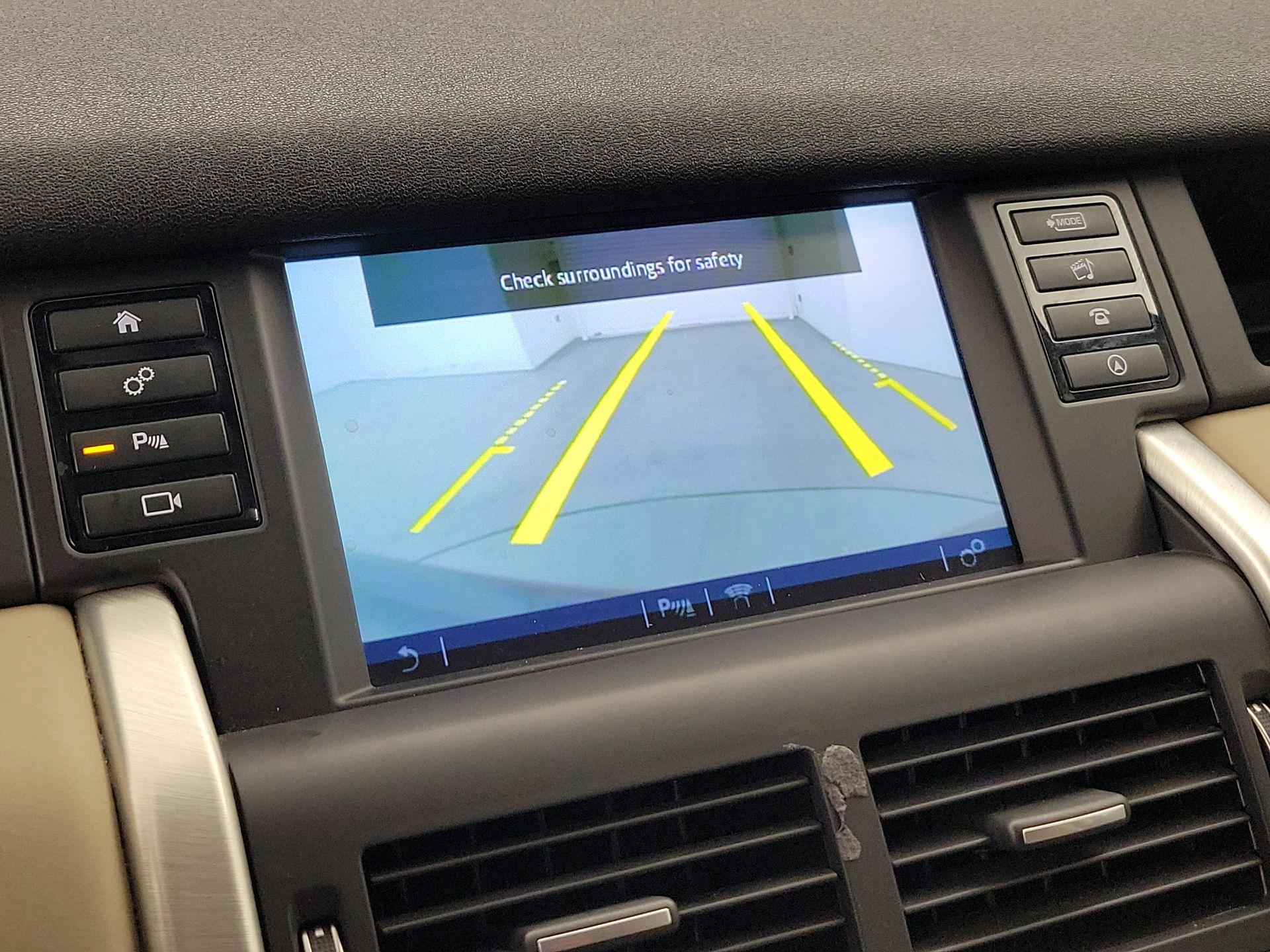 Thumbnail: 2016 Land Rover Discovery Sport - 15