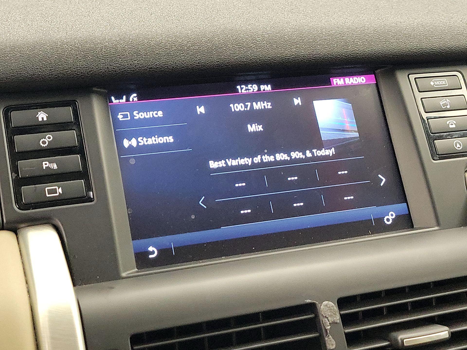 Thumbnail: 2016 Land Rover Discovery Sport - 16