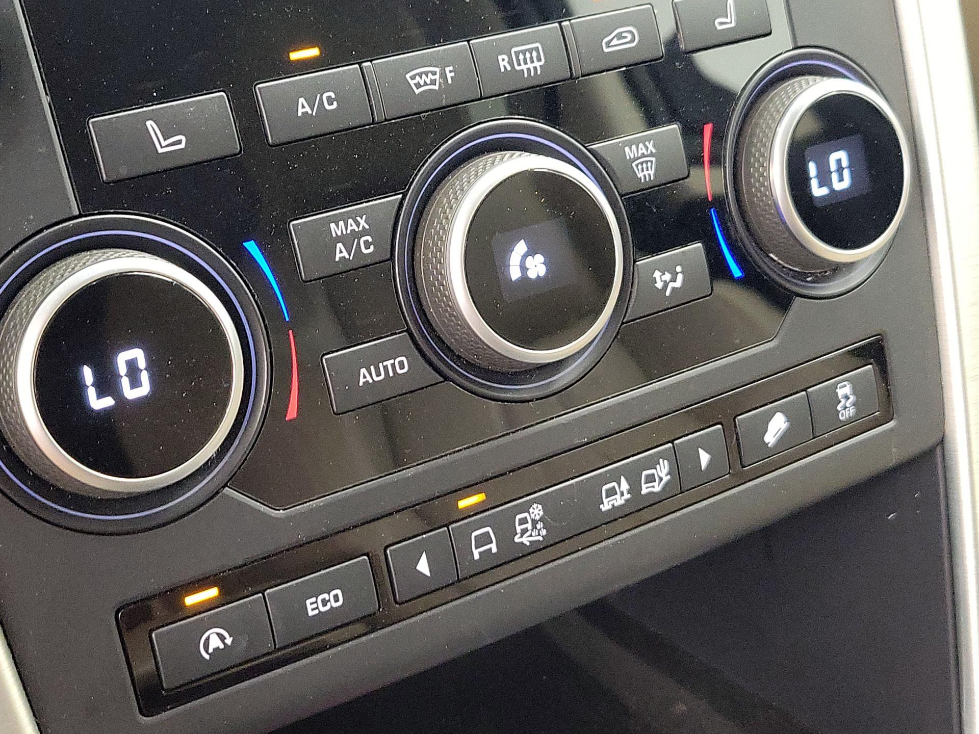 Thumbnail: 2016 Land Rover Discovery Sport - 17