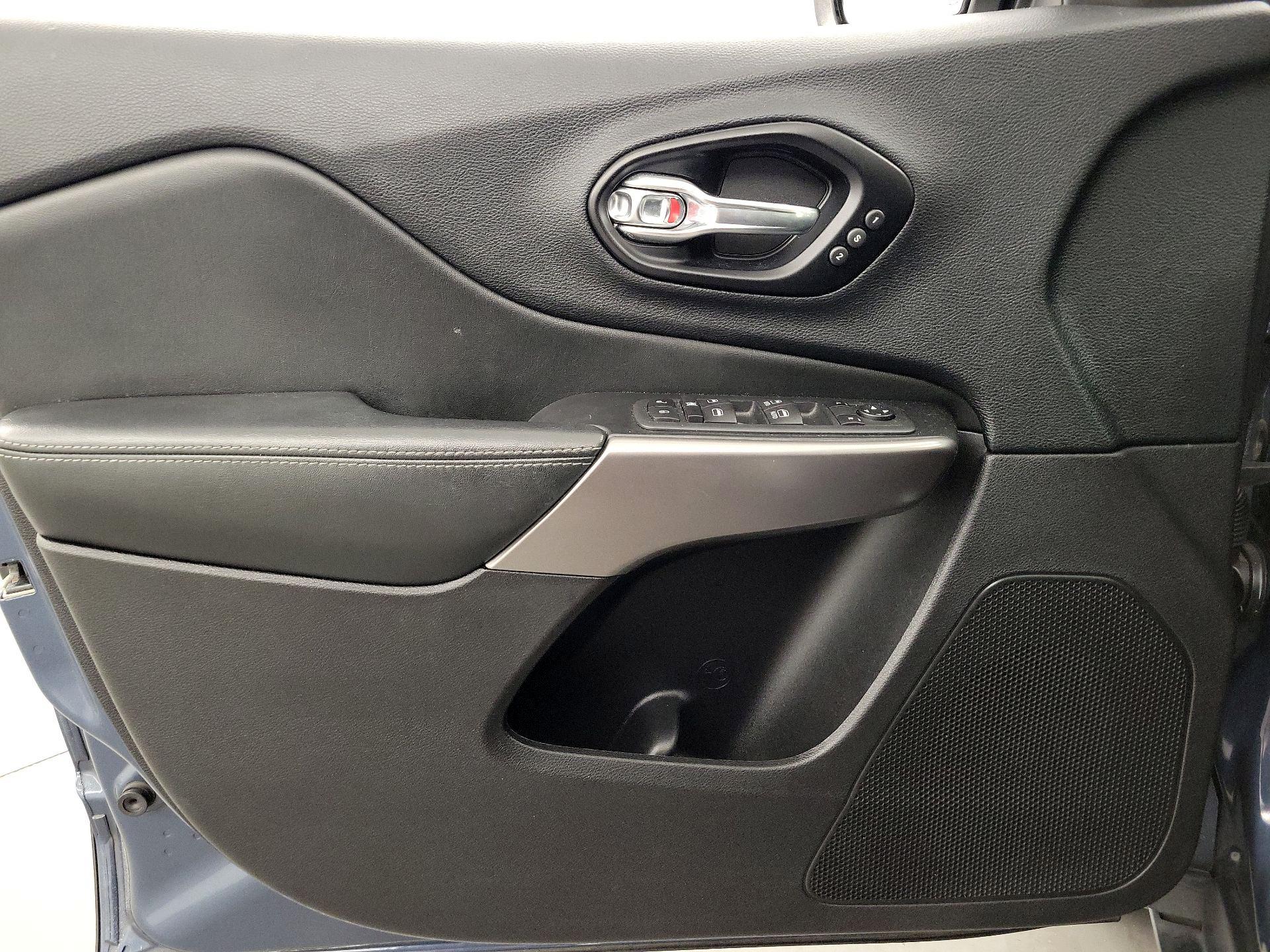 Thumbnail: 2021 Jeep Cherokee - 12