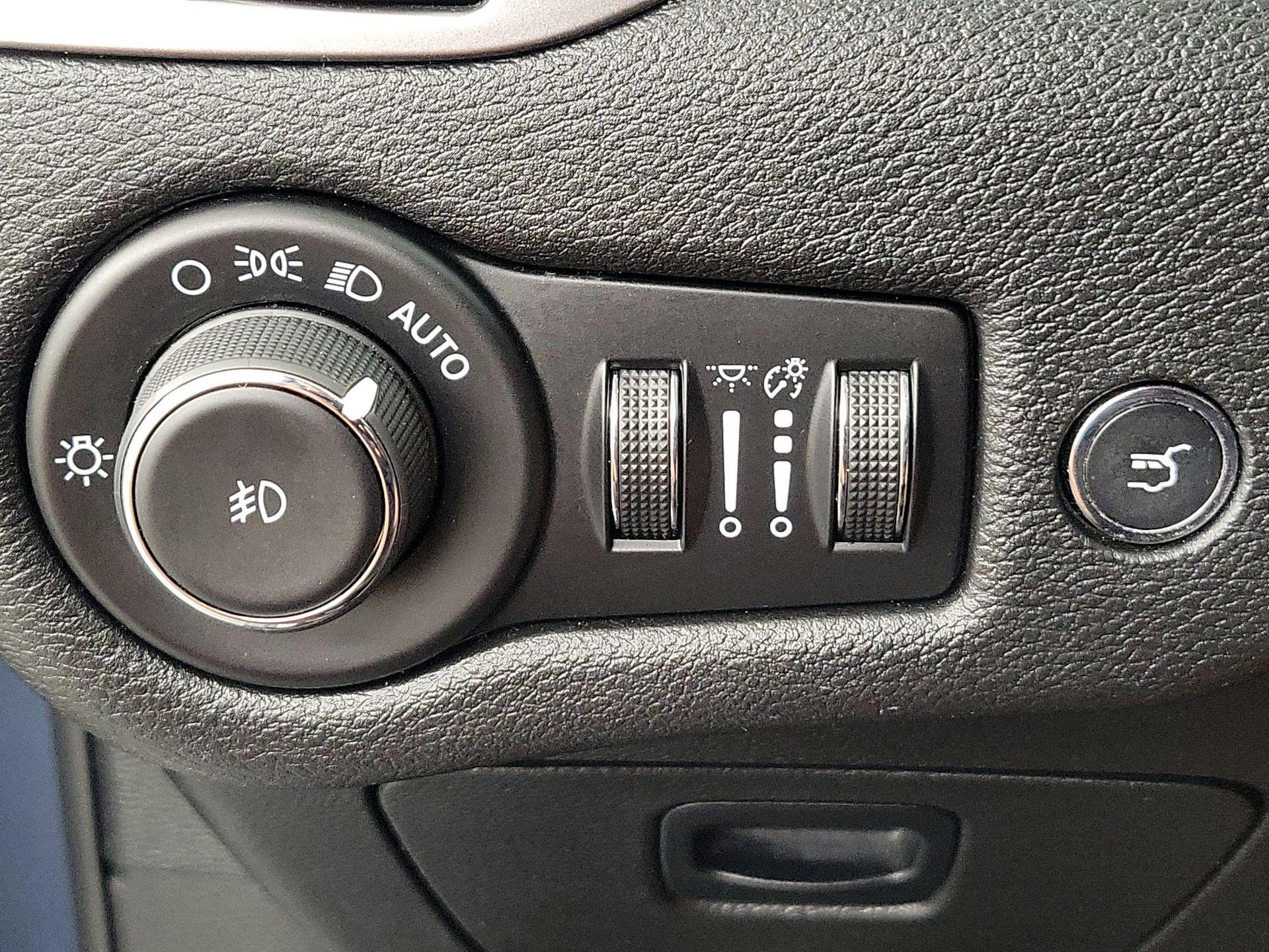 Thumbnail: 2021 Jeep Cherokee - 13