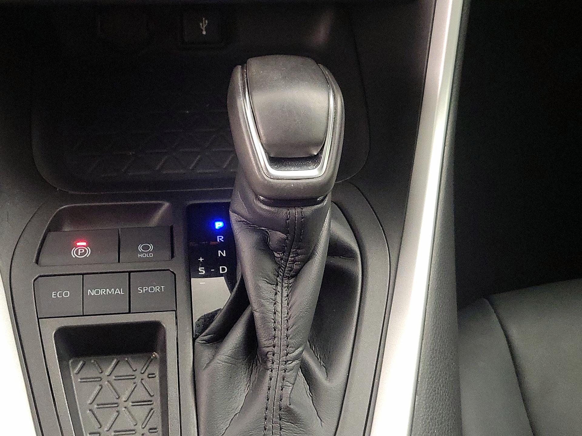 Thumbnail: 2021 Toyota RAV4 - 17