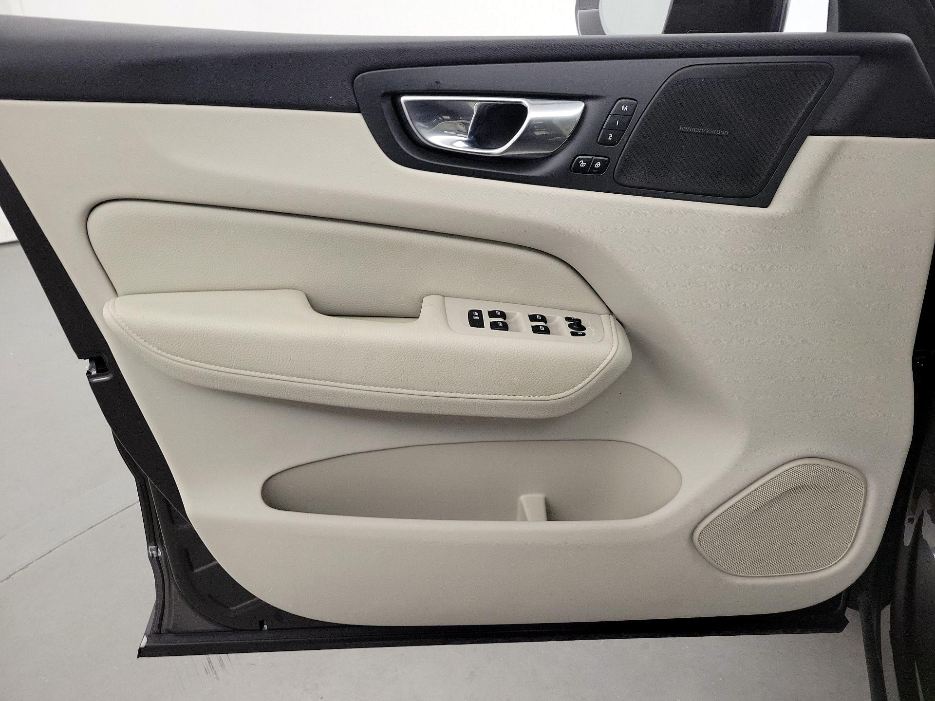 Thumbnail: 2022 Volvo XC60 - 12