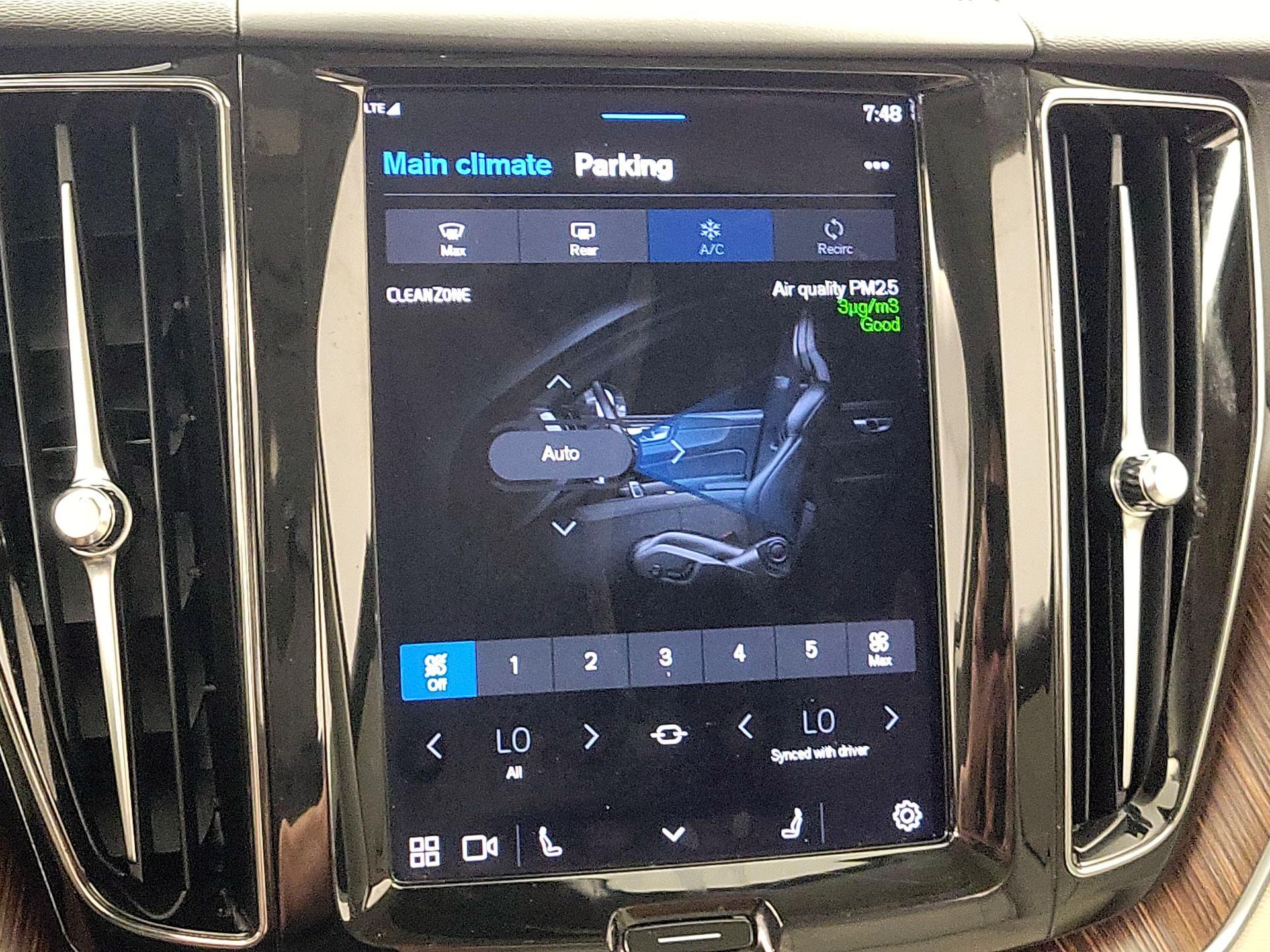 Thumbnail: 2022 Volvo XC60 - 16