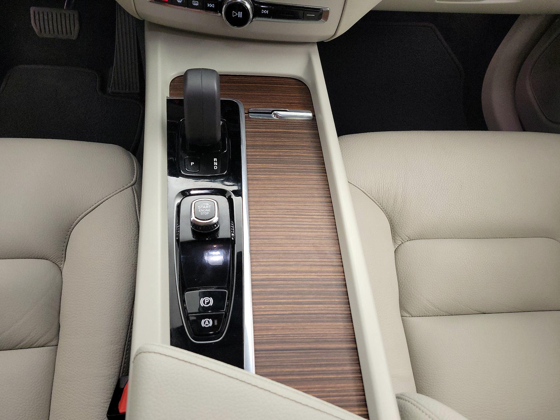 Thumbnail: 2022 Volvo XC60 - 17