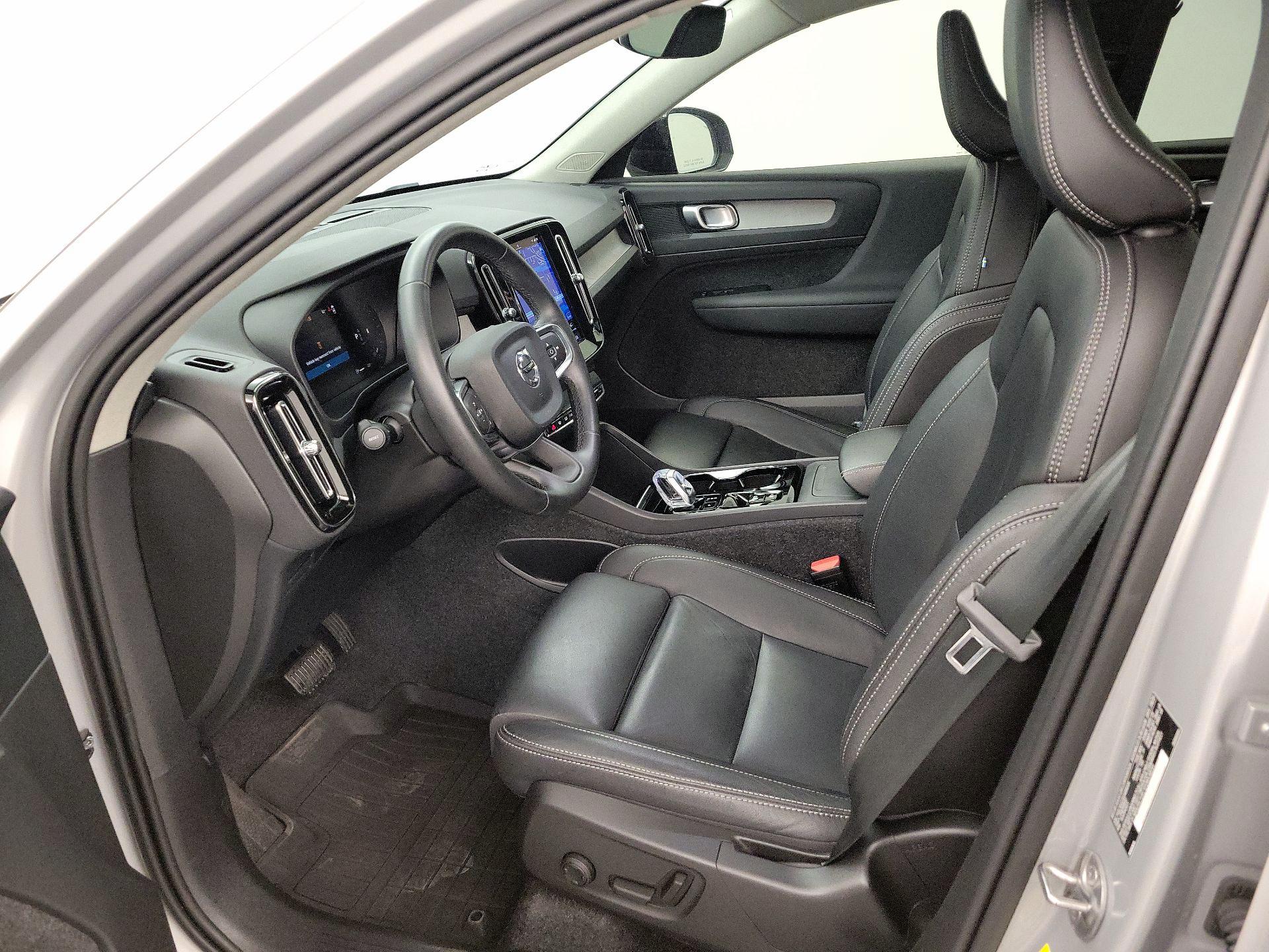 Thumbnail: 2025 Volvo XC40 - 11