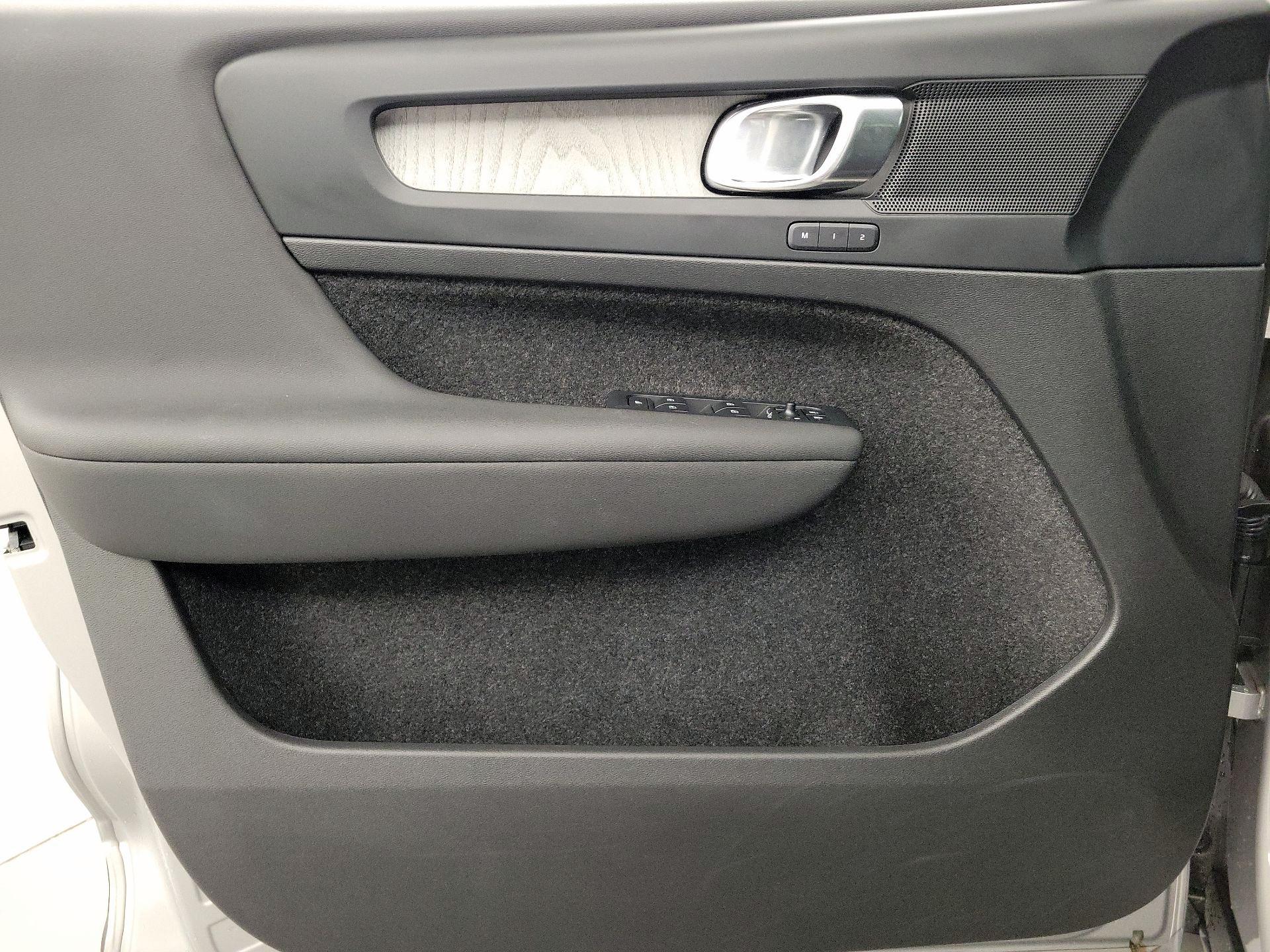 Thumbnail: 2025 Volvo XC40 - 12